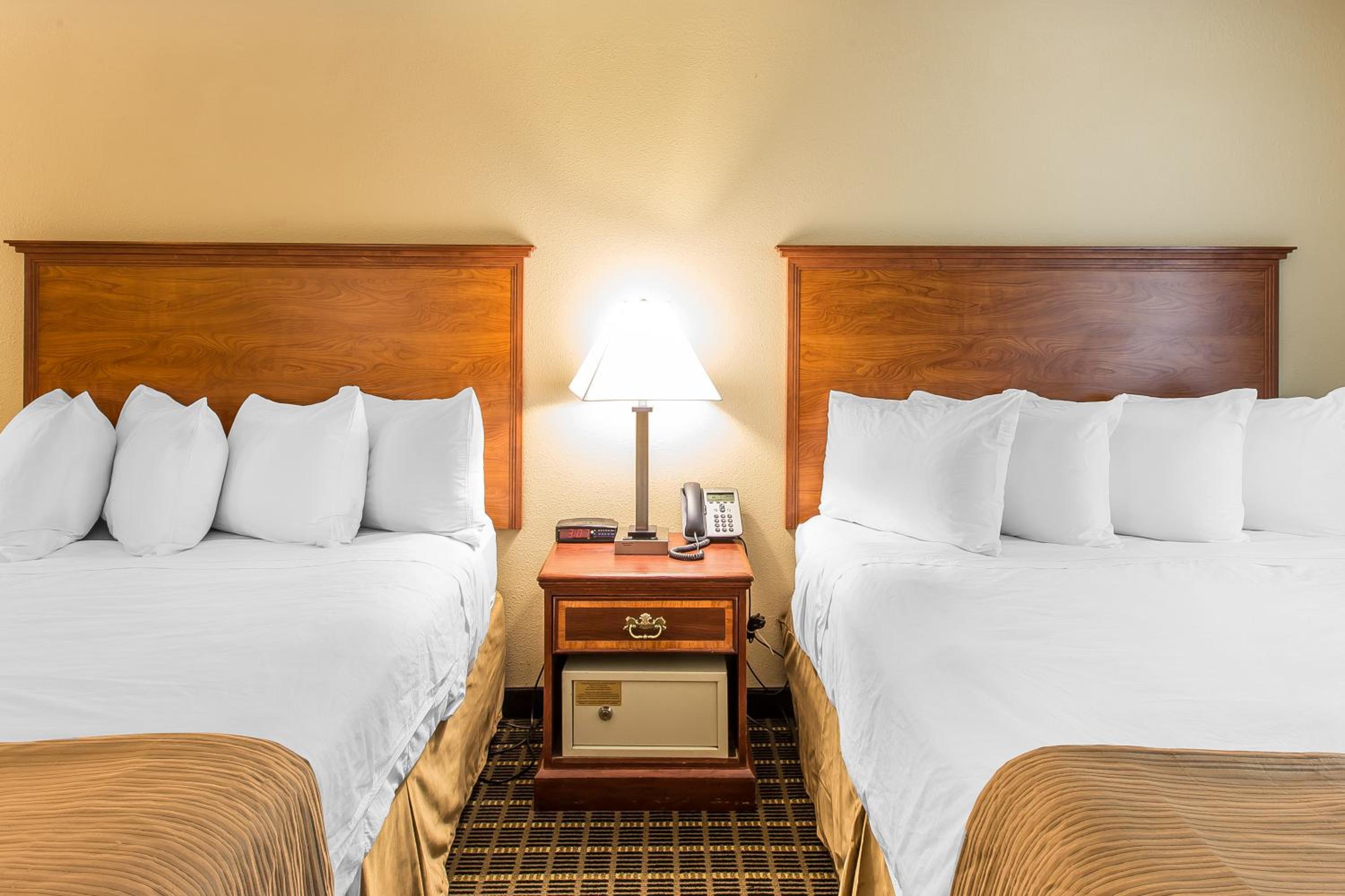 Queen Room with Two Queen Beds - Accessible/Non-Smoking  - Photo 3