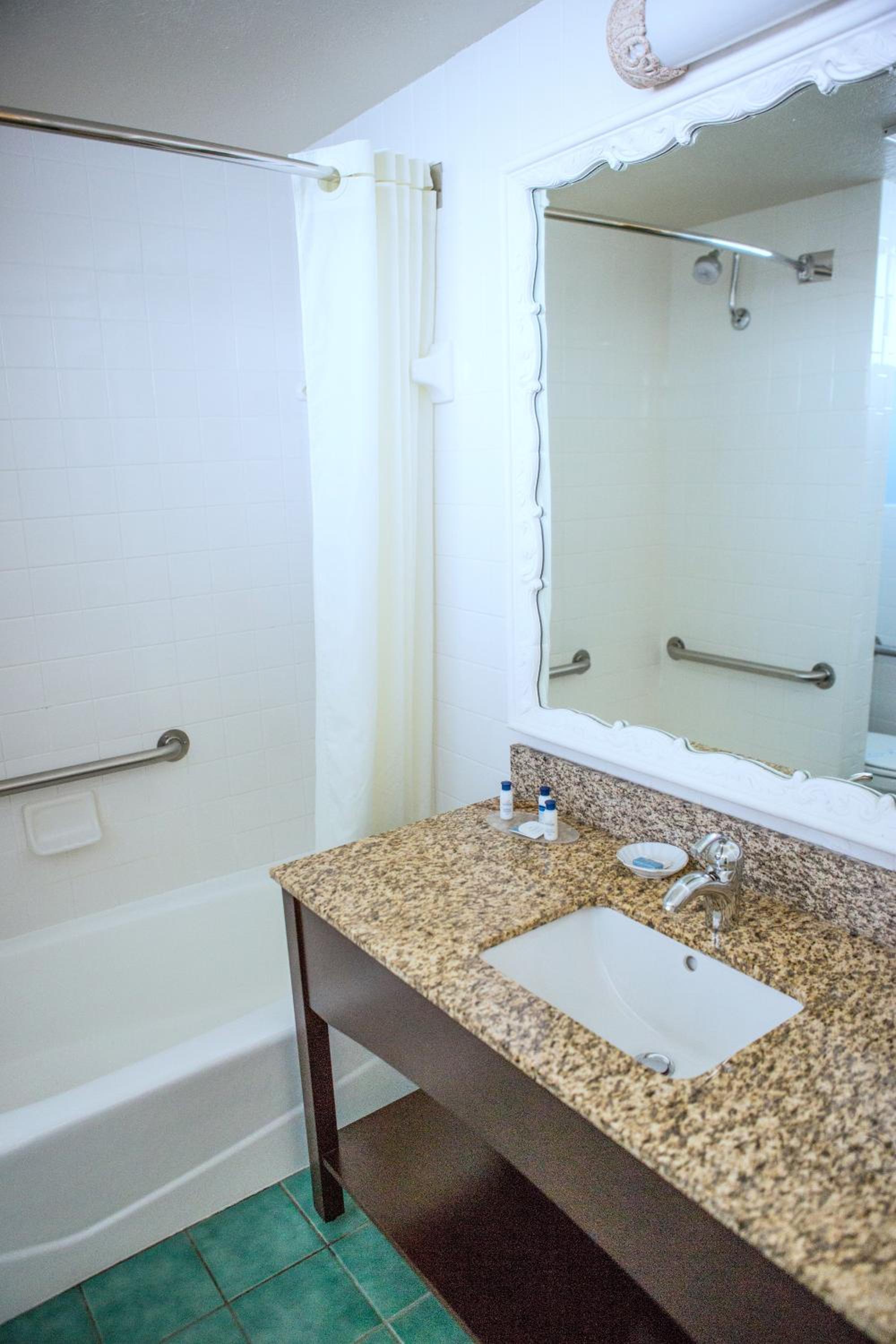 Queen Room with Two Queen Beds, Balcony and Wet Bar - Non-Smoking - Photo 8