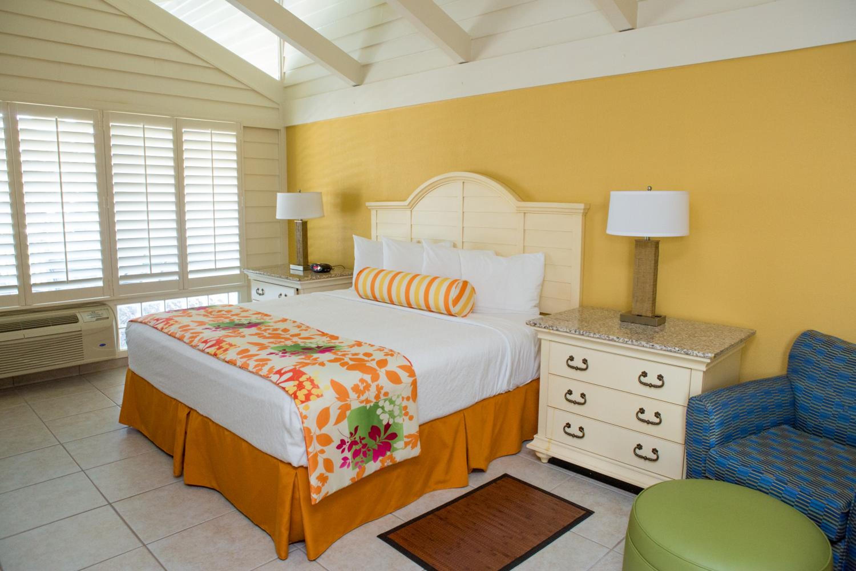 King Suite with Balcony and Wet Bar - Non-Smoking - Photo 6