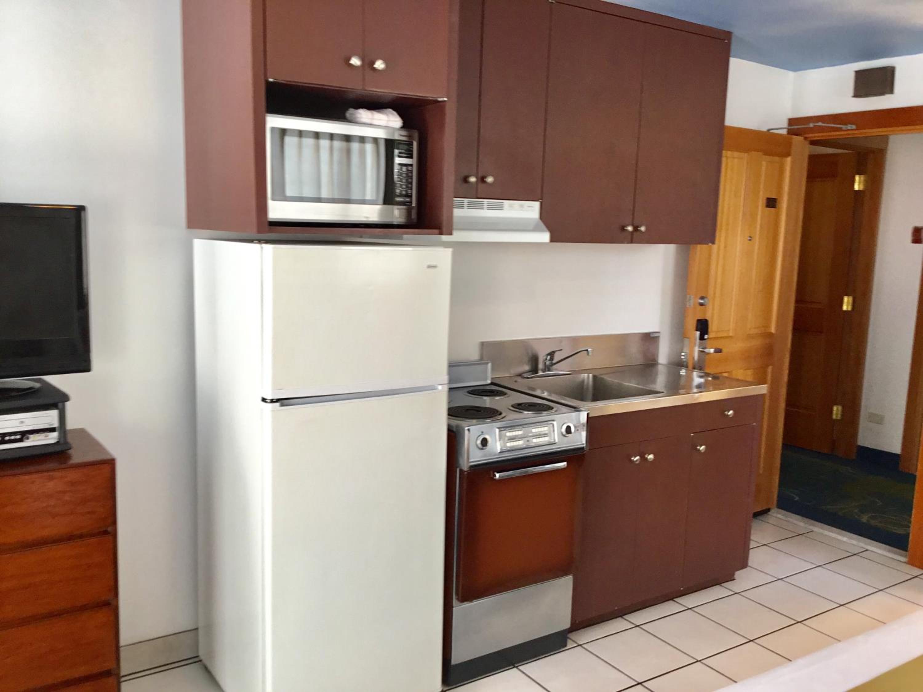One-Bedroom Quad - Non Refundable photo 3