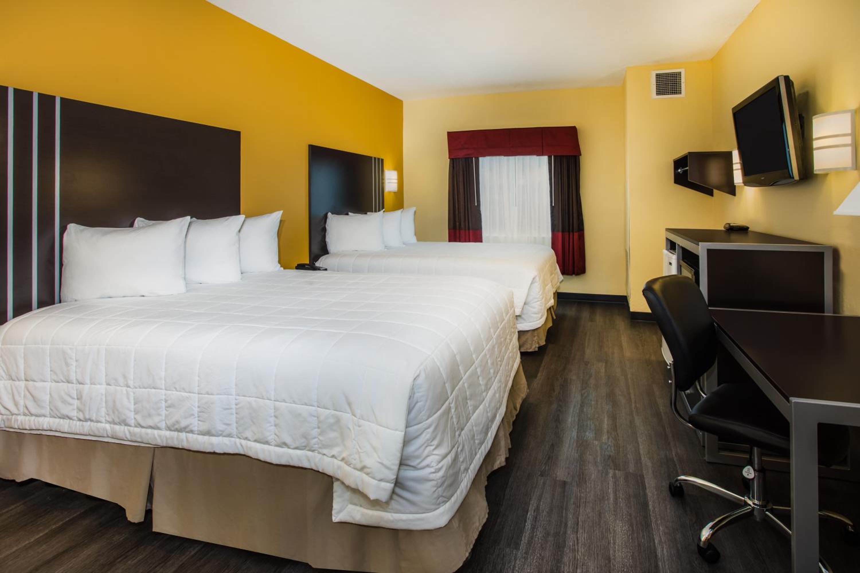 Queen Room with Two Queen Beds - Non-Smoking - Photo 6