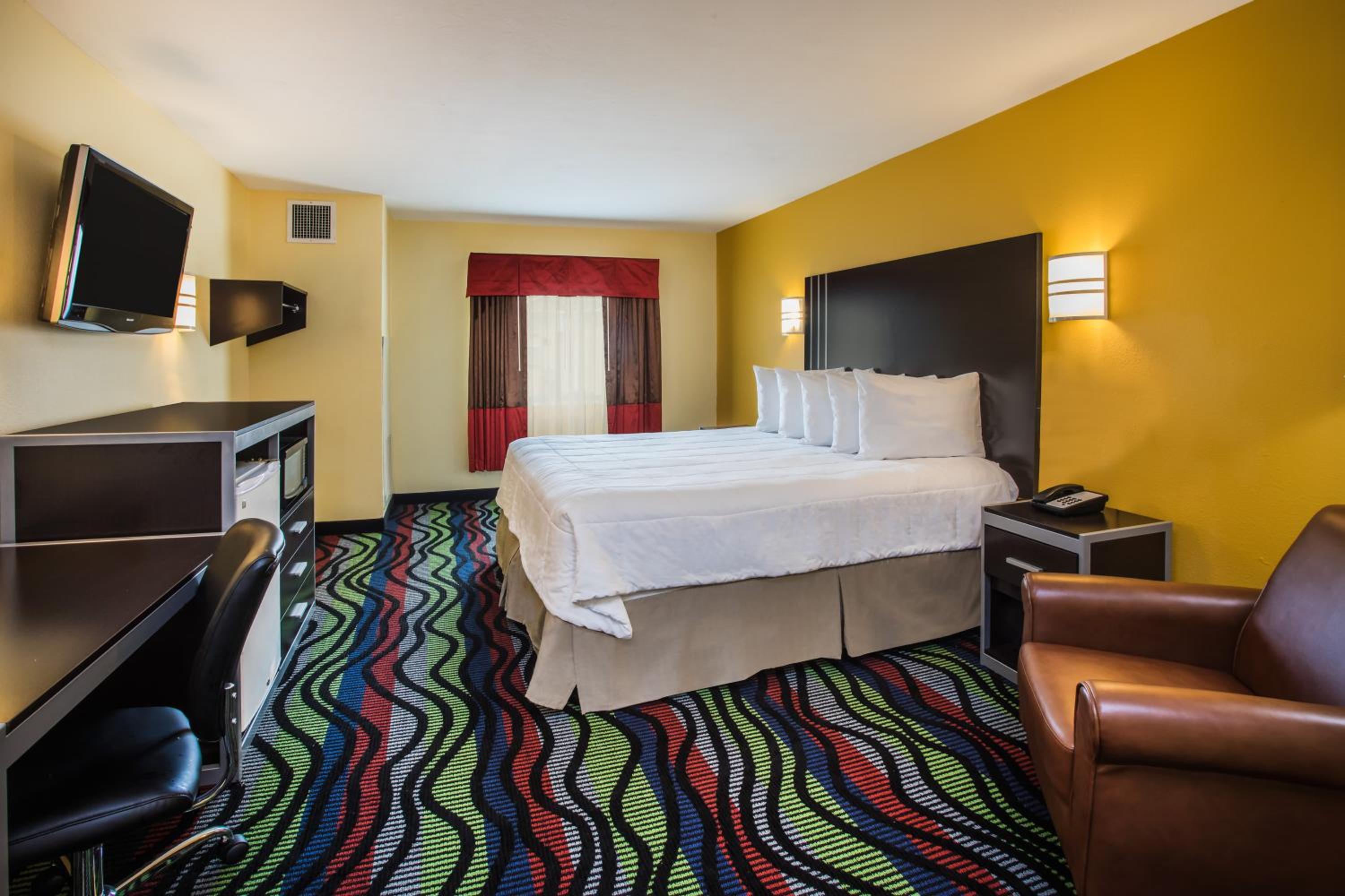King Room - Non-Smoking - Photo 4