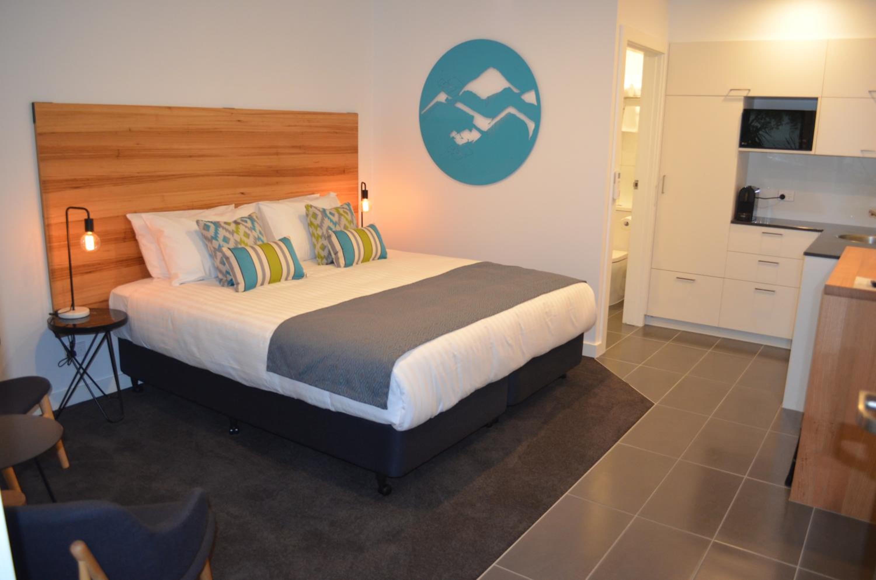 Deluxe King Suite with Private Courtyard photo 3