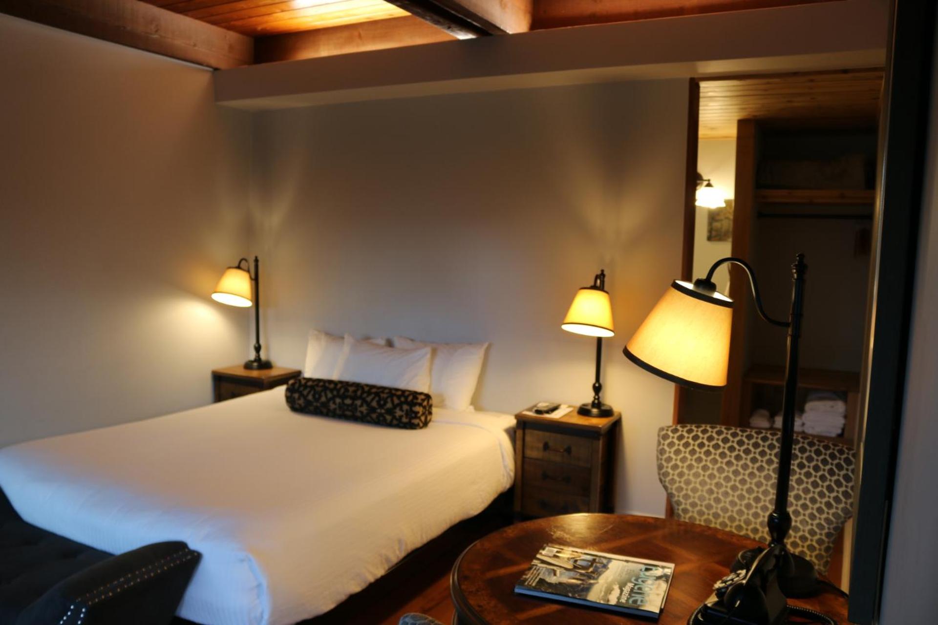 1 Queen Bed