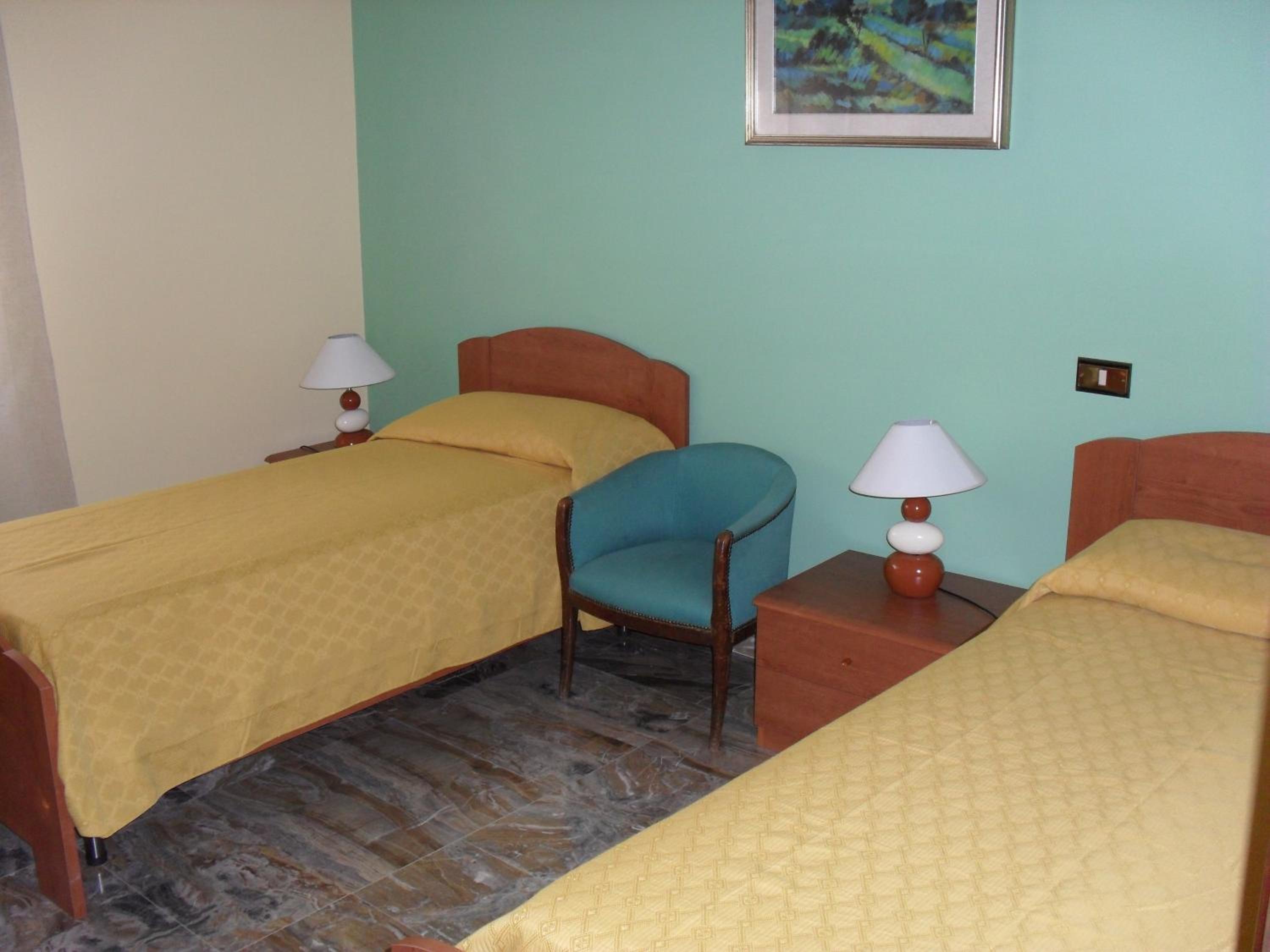 Double or Twin Room with Private Bathroom - Photo 2