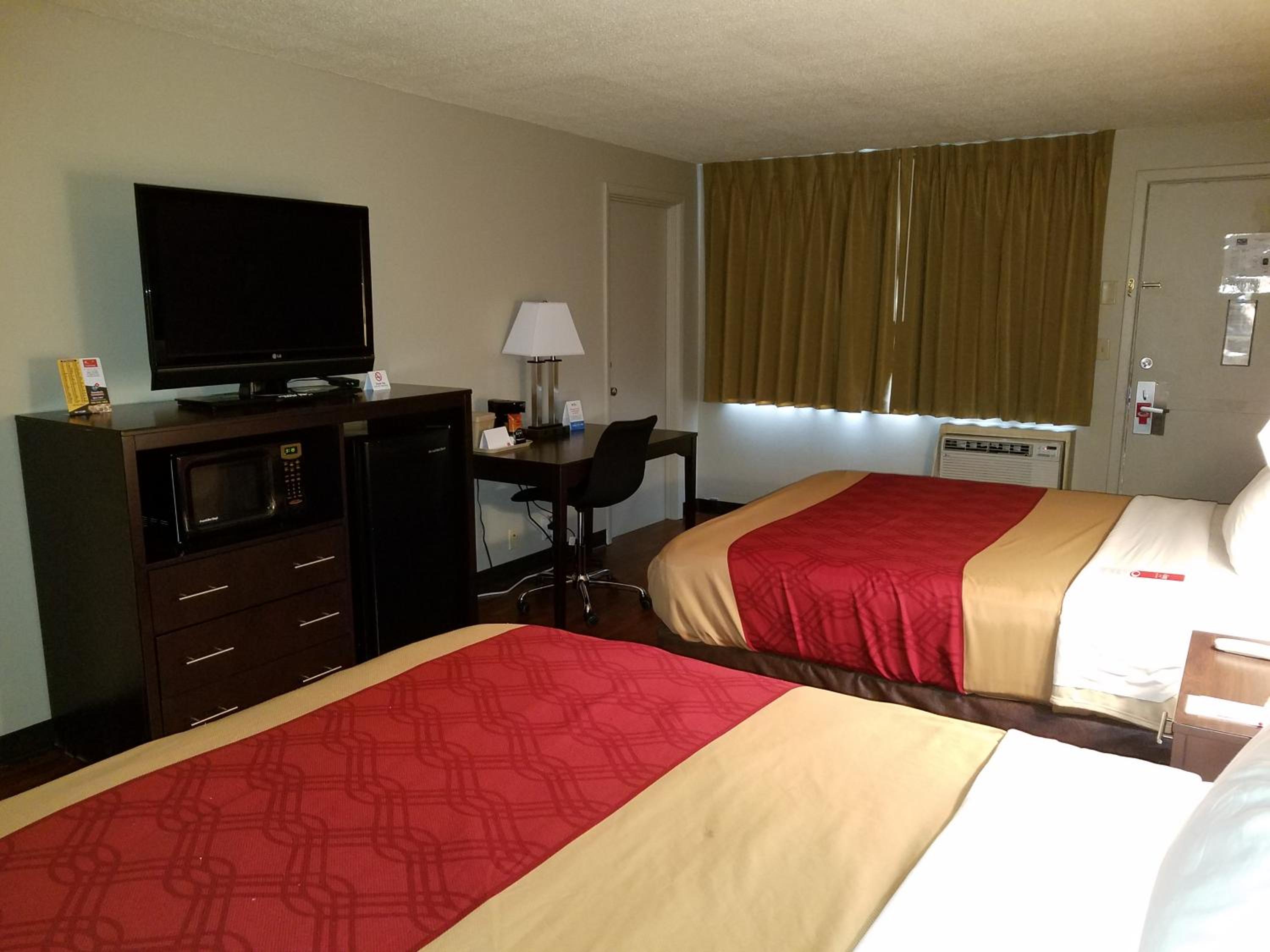 Queen Room with Two Queen Beds - Non-Smoking - Photo 3