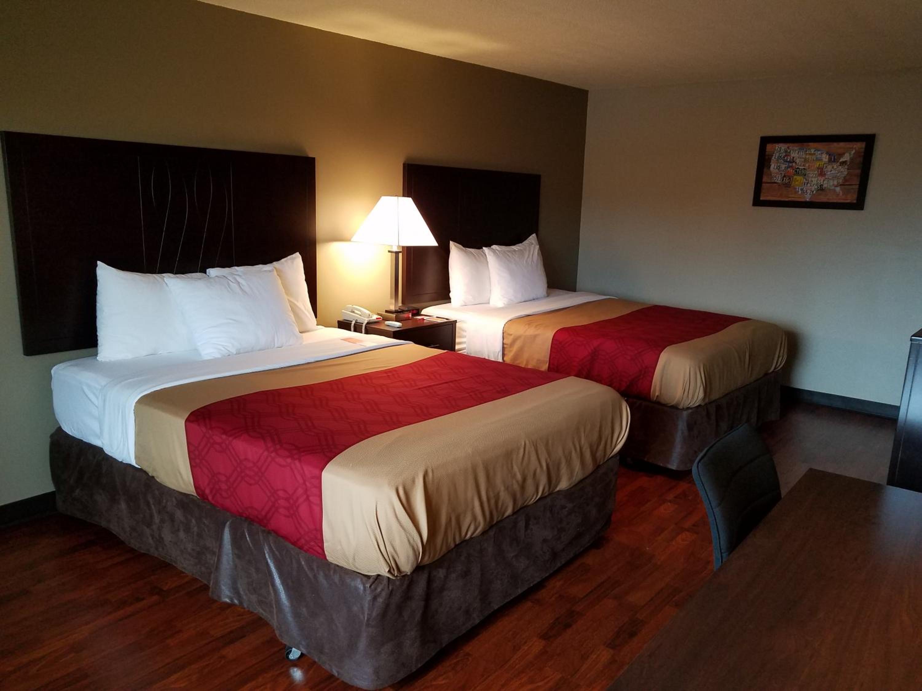 Queen Room with Two Queen Beds - Non-Smoking - Photo 4