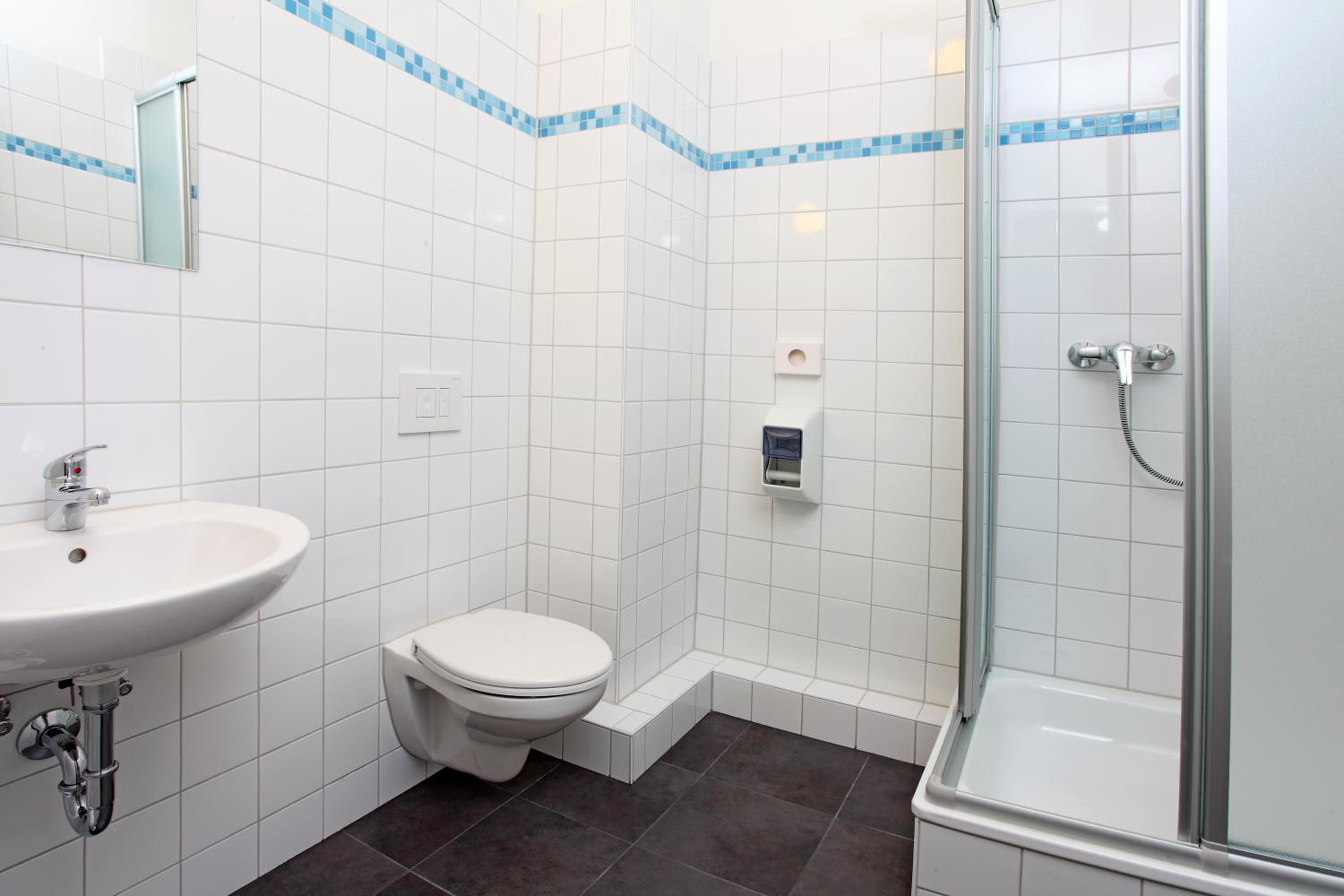 Single Bed in 6-Bed Dormitory Room with Bathroom photo 2