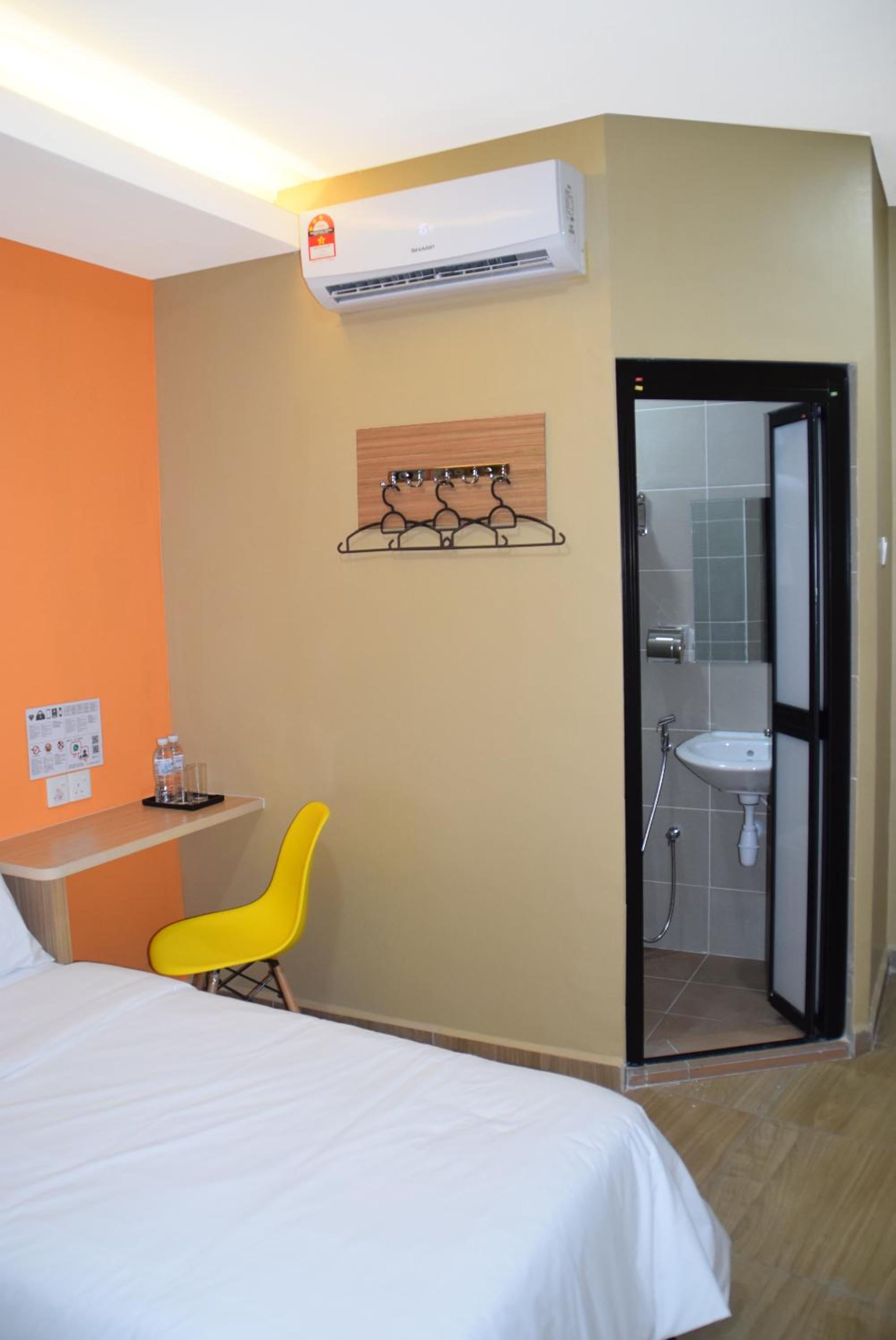Twin Room (No Window) photo 2