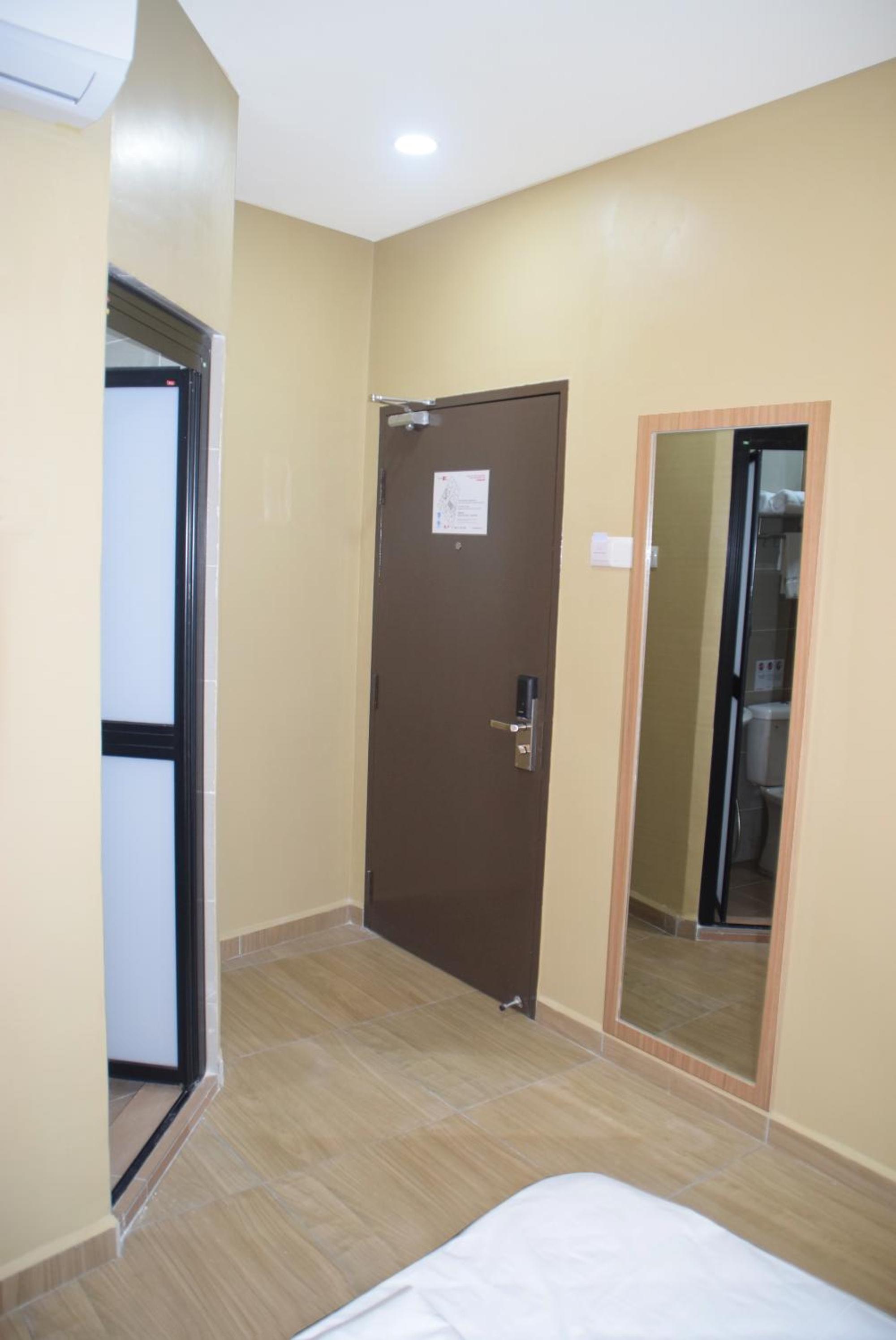 Twin Room (No Window) photo 3