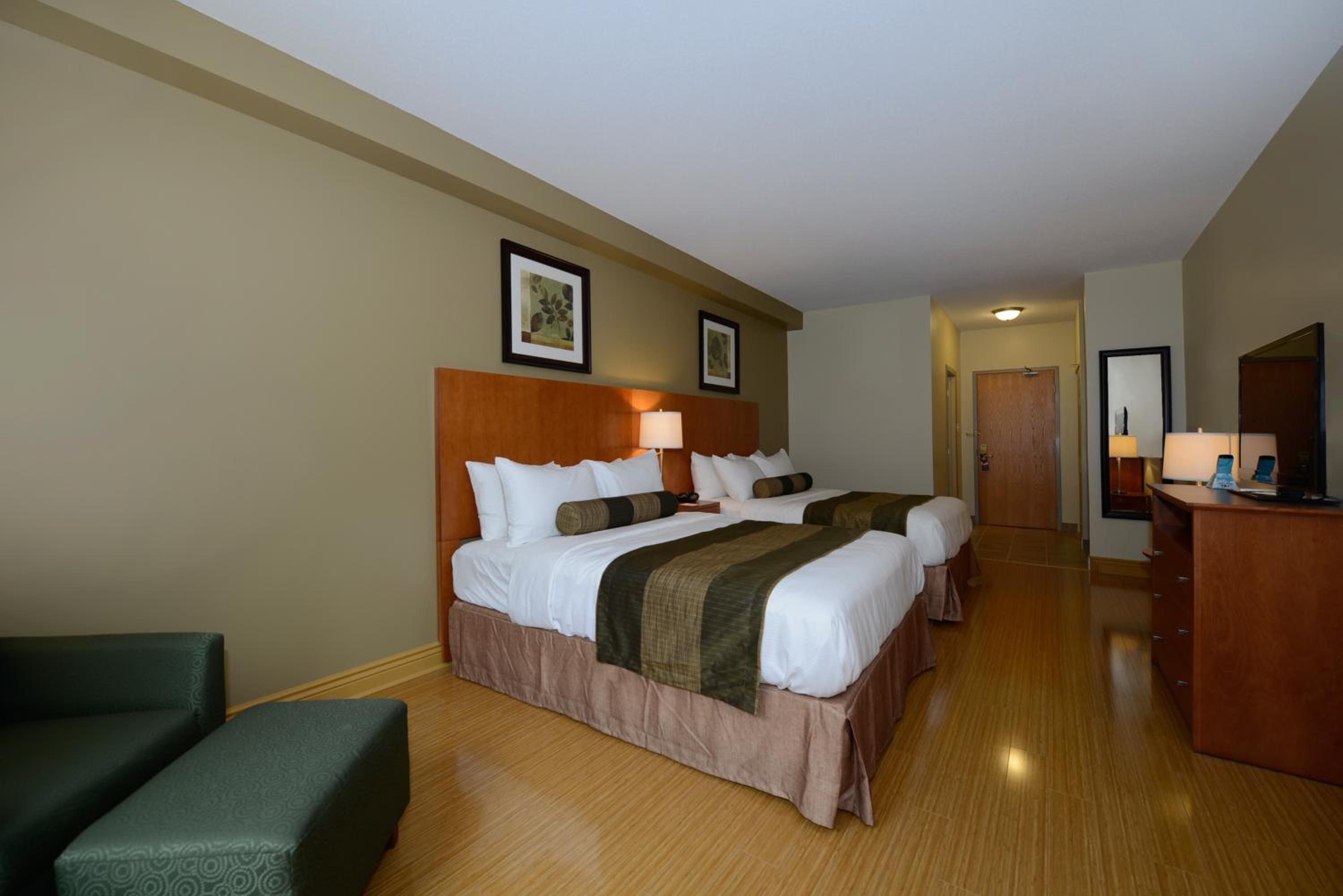 Queen Room with Two Queen Beds photo 3