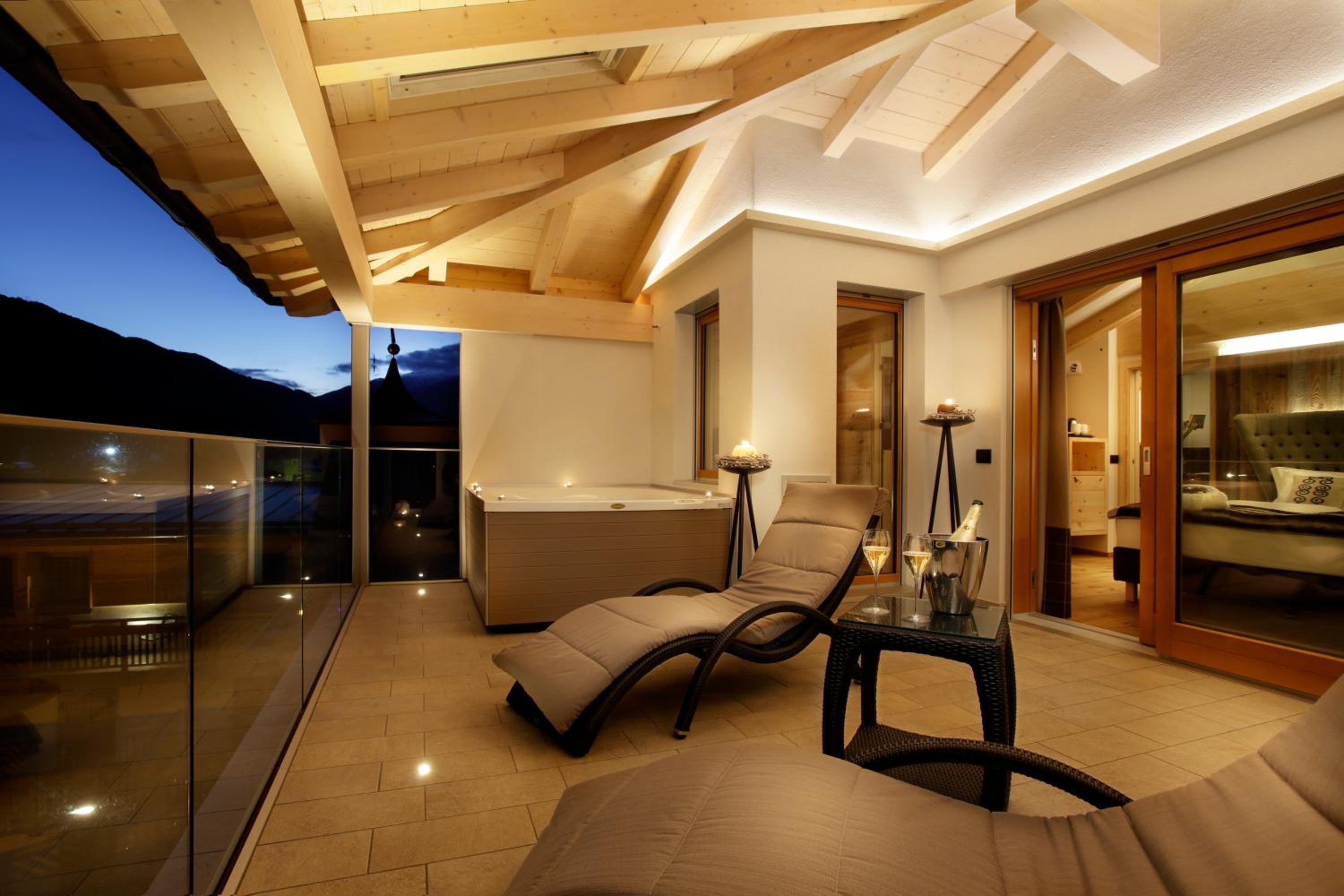 King Suite with Spa Bath - Photo 4