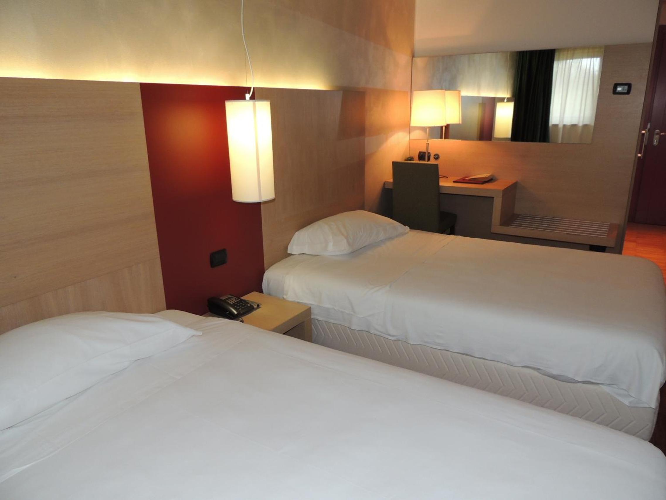Twin Room with Extra Bed - Photo 5