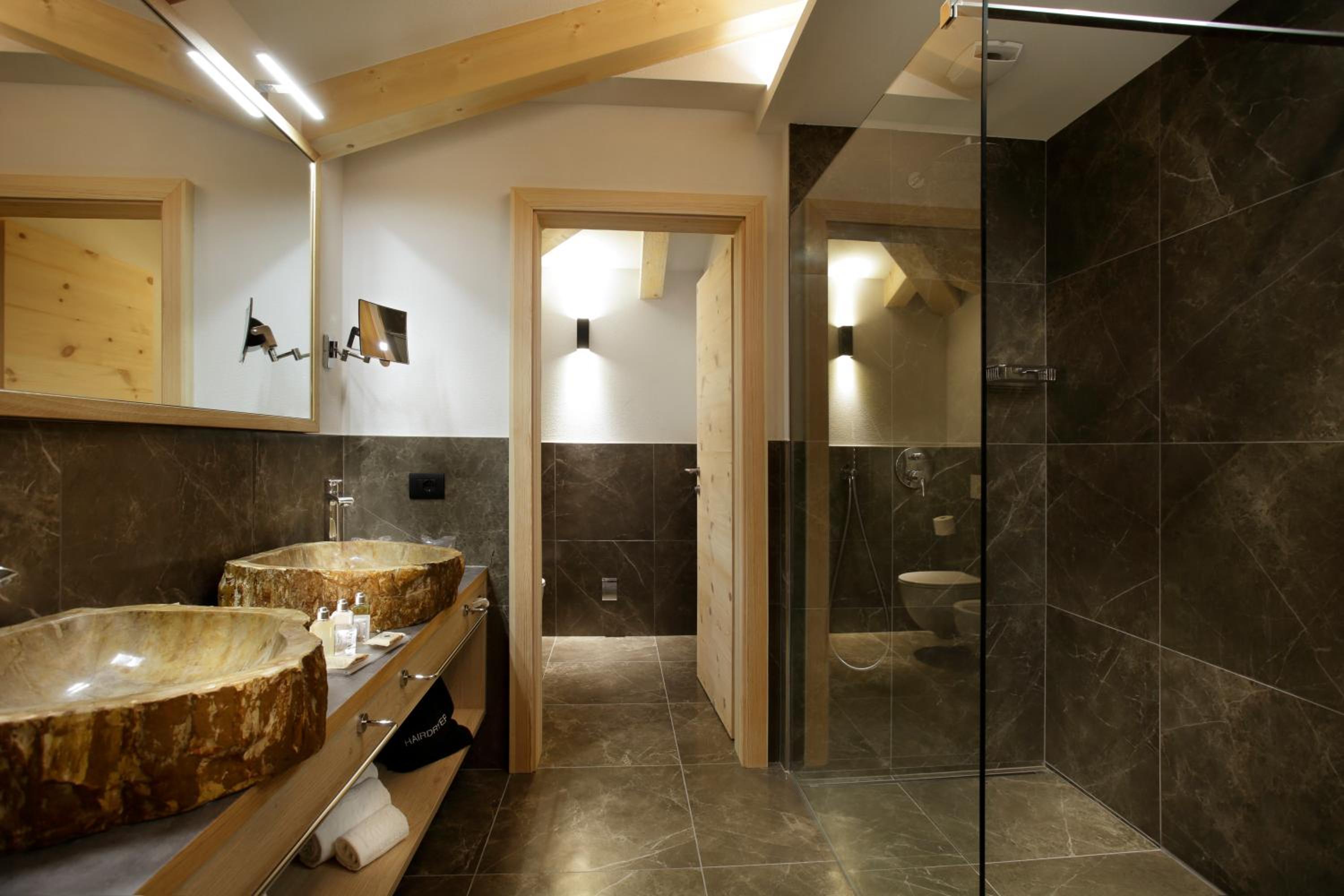 King Suite with Spa Bath - Photo 2