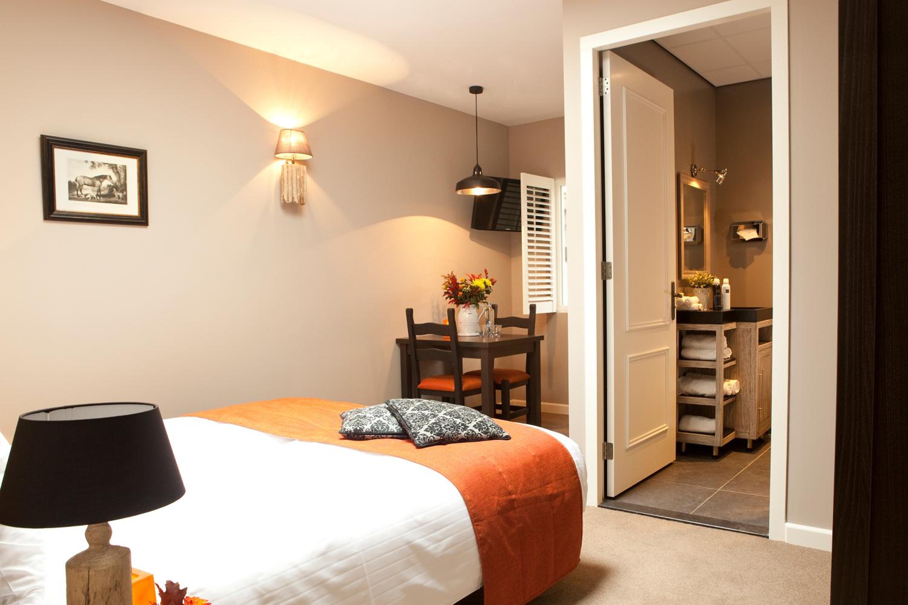 Comfort Room - Photo 2