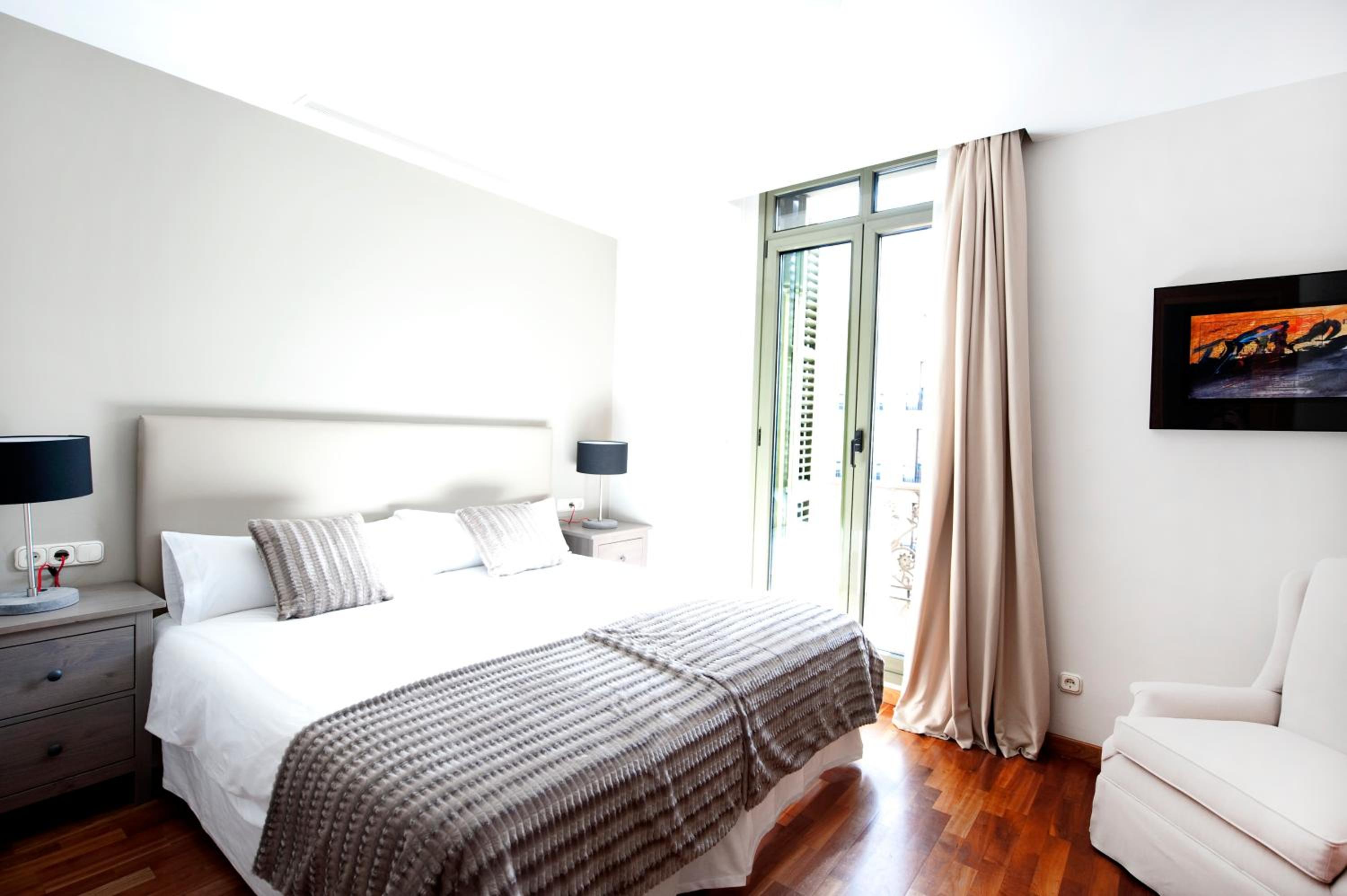 Apartamento de tres habitaciones - Ronda Universitat
