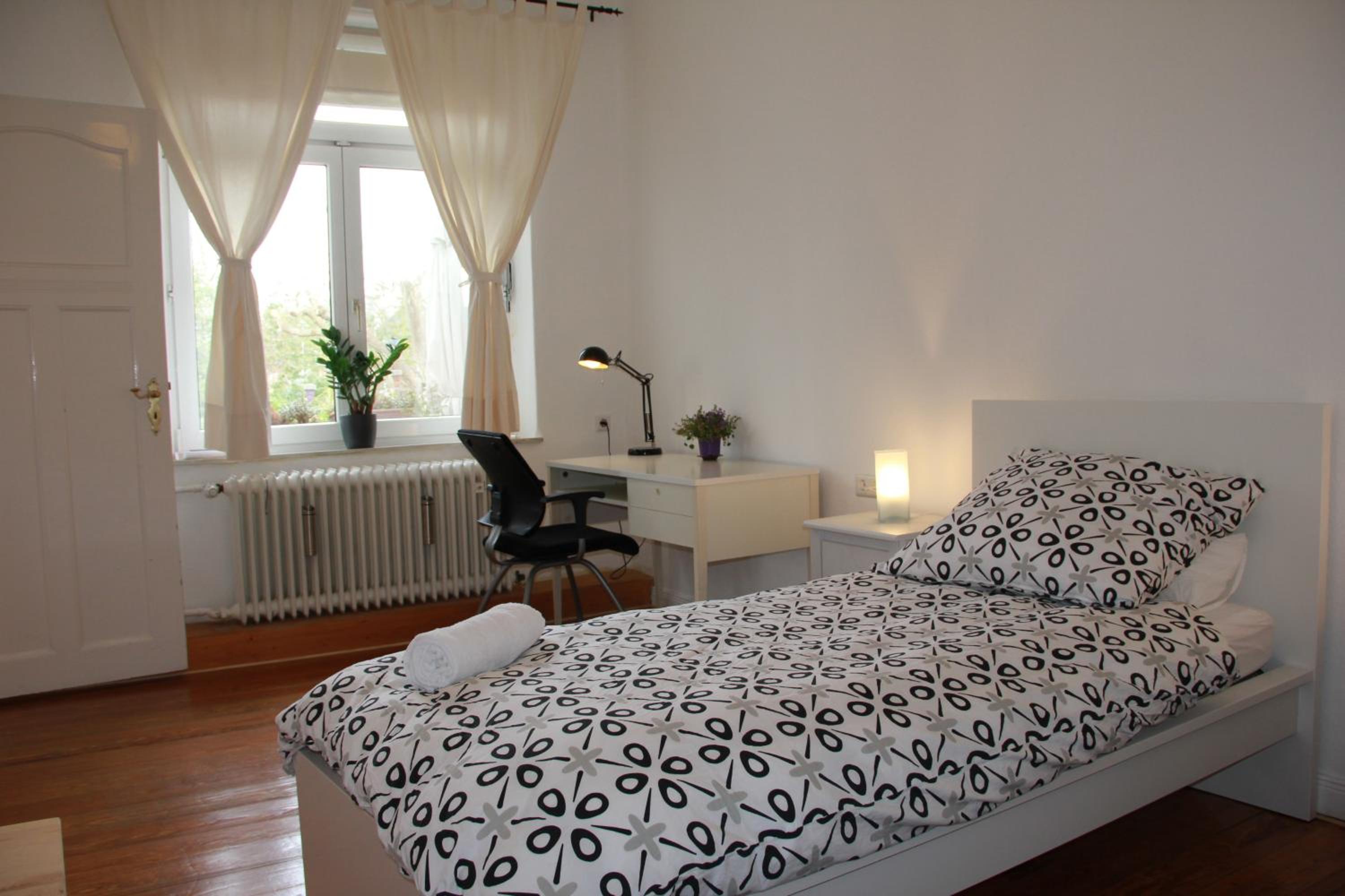 Apartment with Balcony - Photo 7