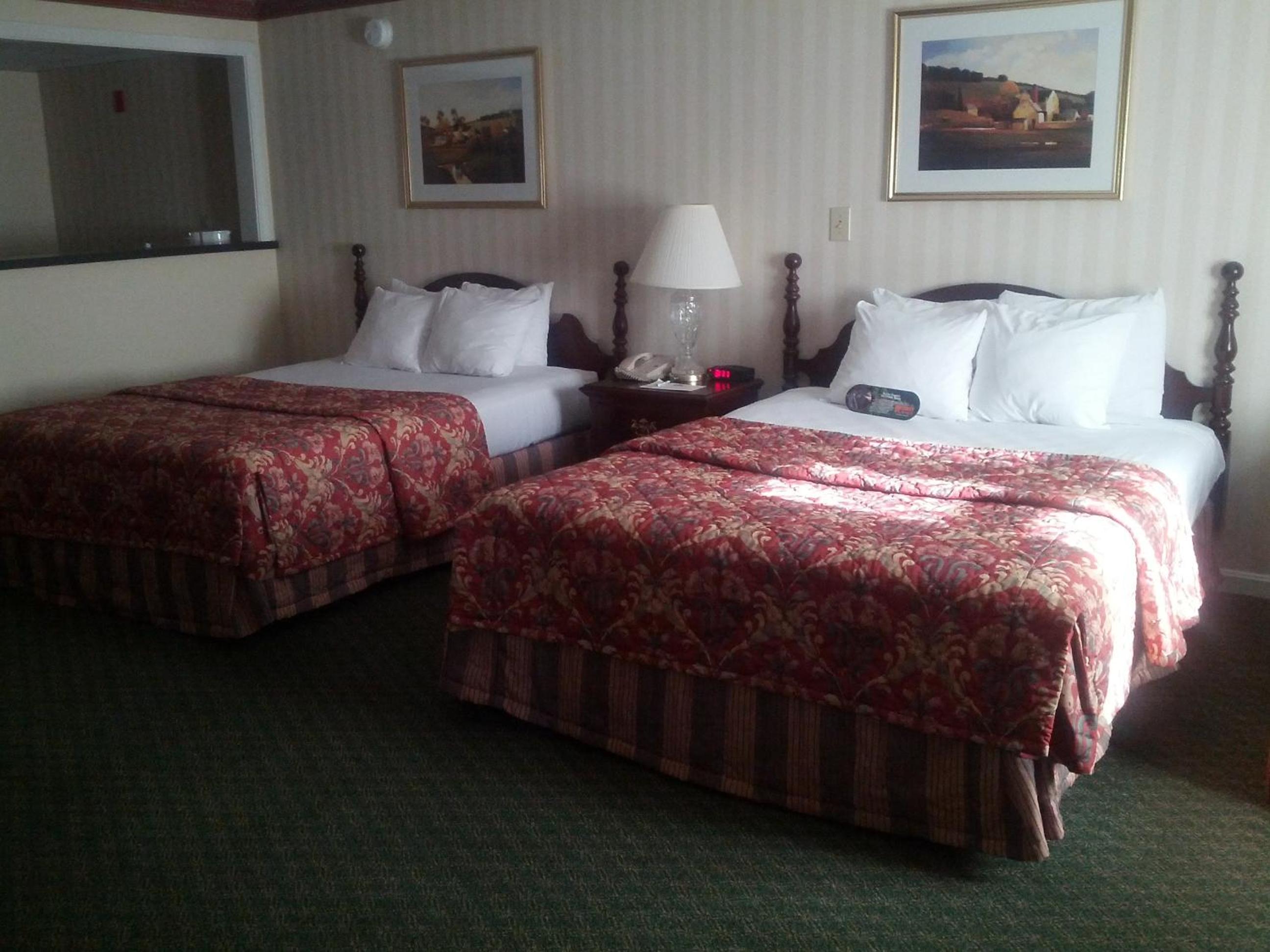 Courtyard Level with Two Queen Beds