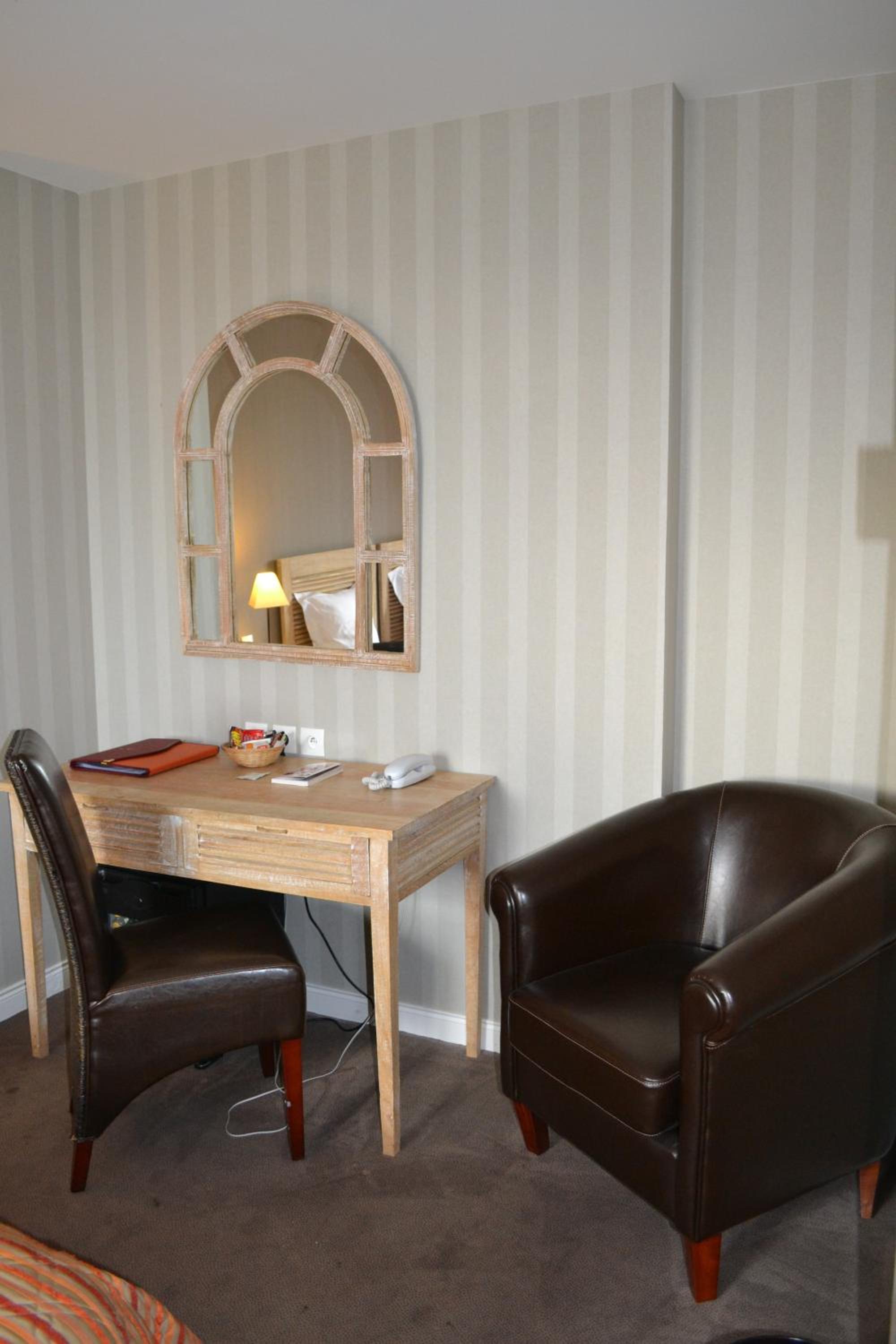 Room with Lounge (2 adults + 2 children) with Street View photo 2