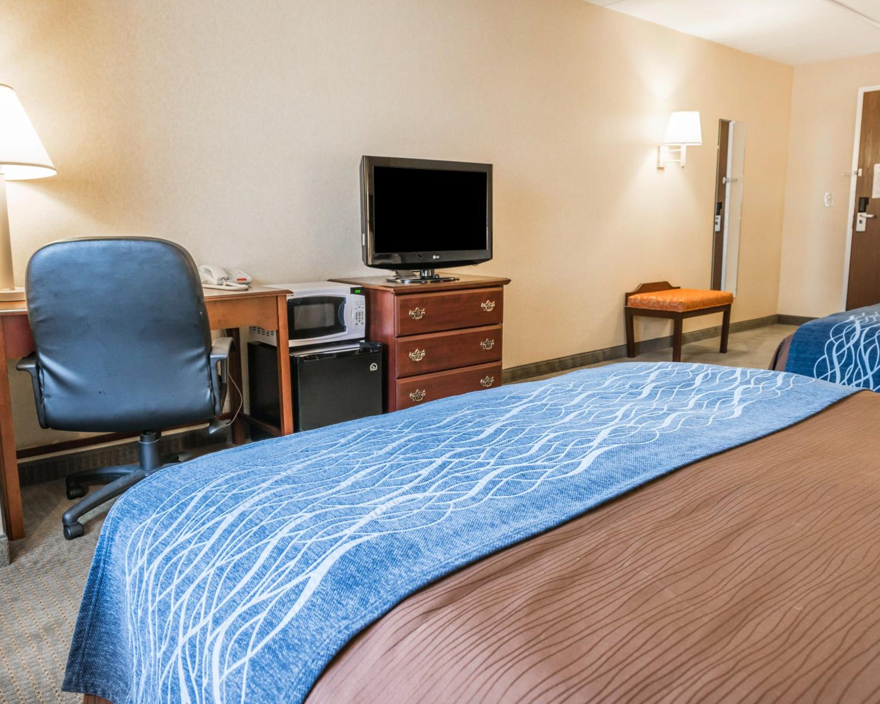 Queen Room with Two Queen Beds - Non-Smoking photo 2