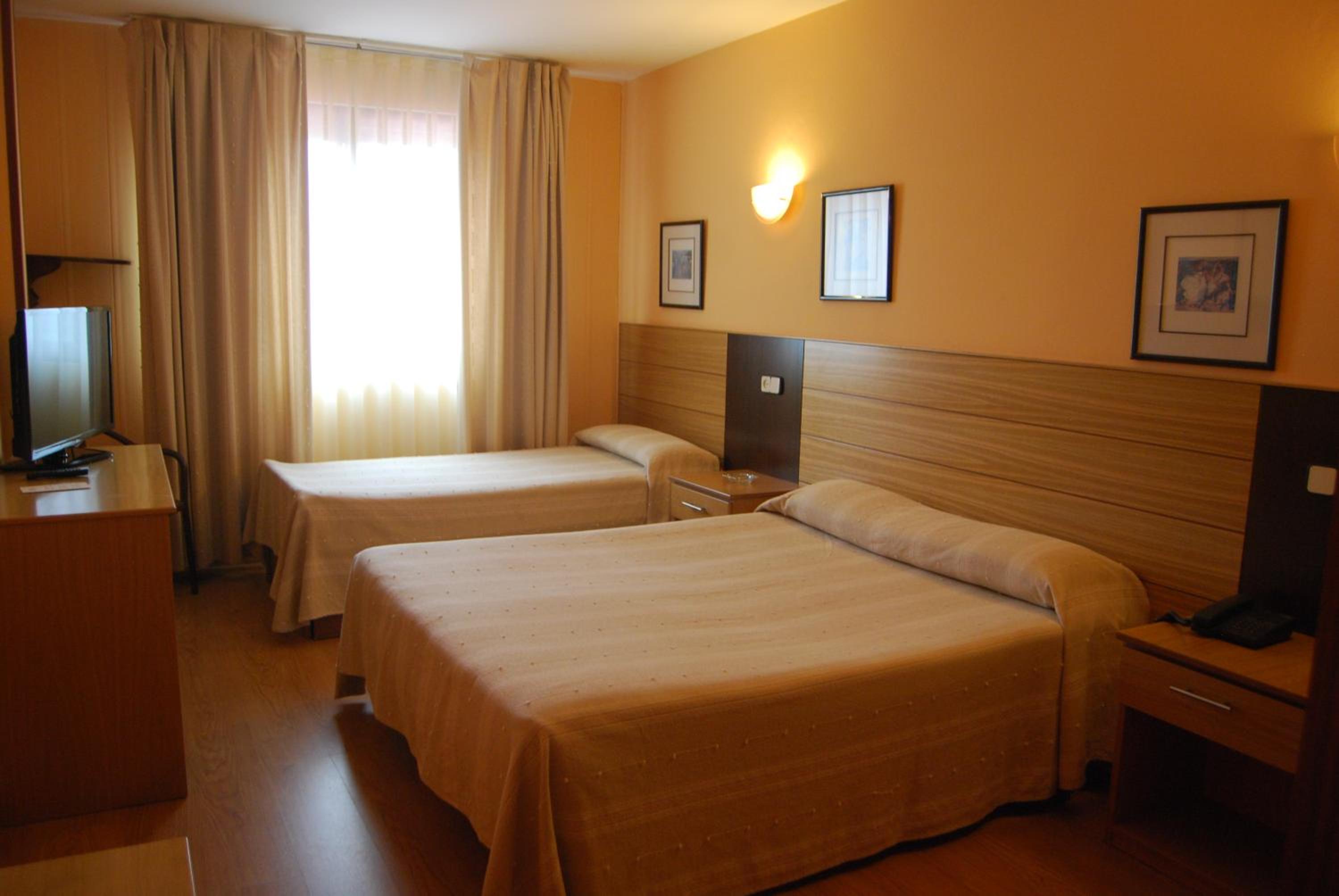 Double or Twin Room with Extra Bed photo 3