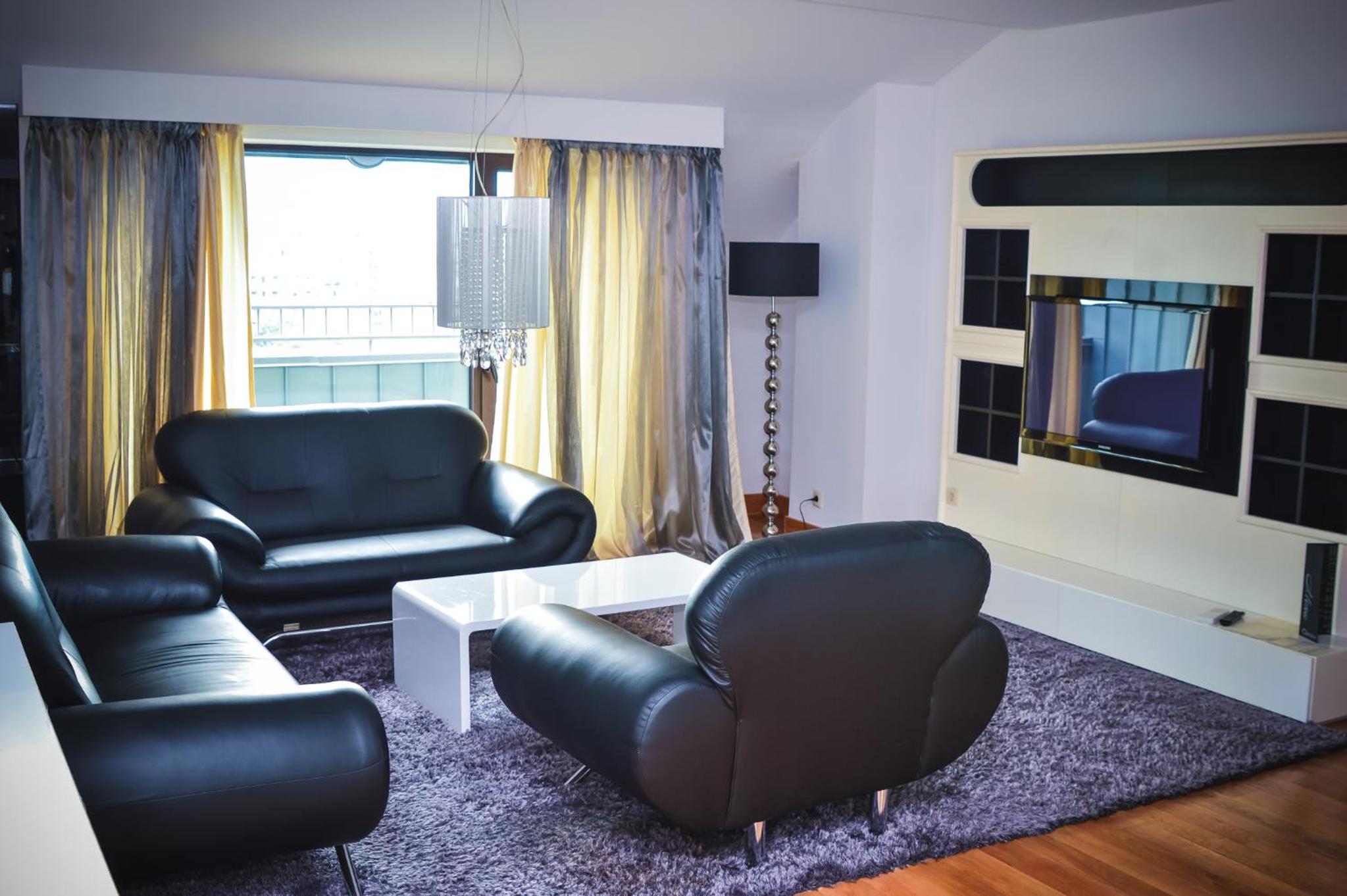 Three-Bedroom Apartment - Photo 3