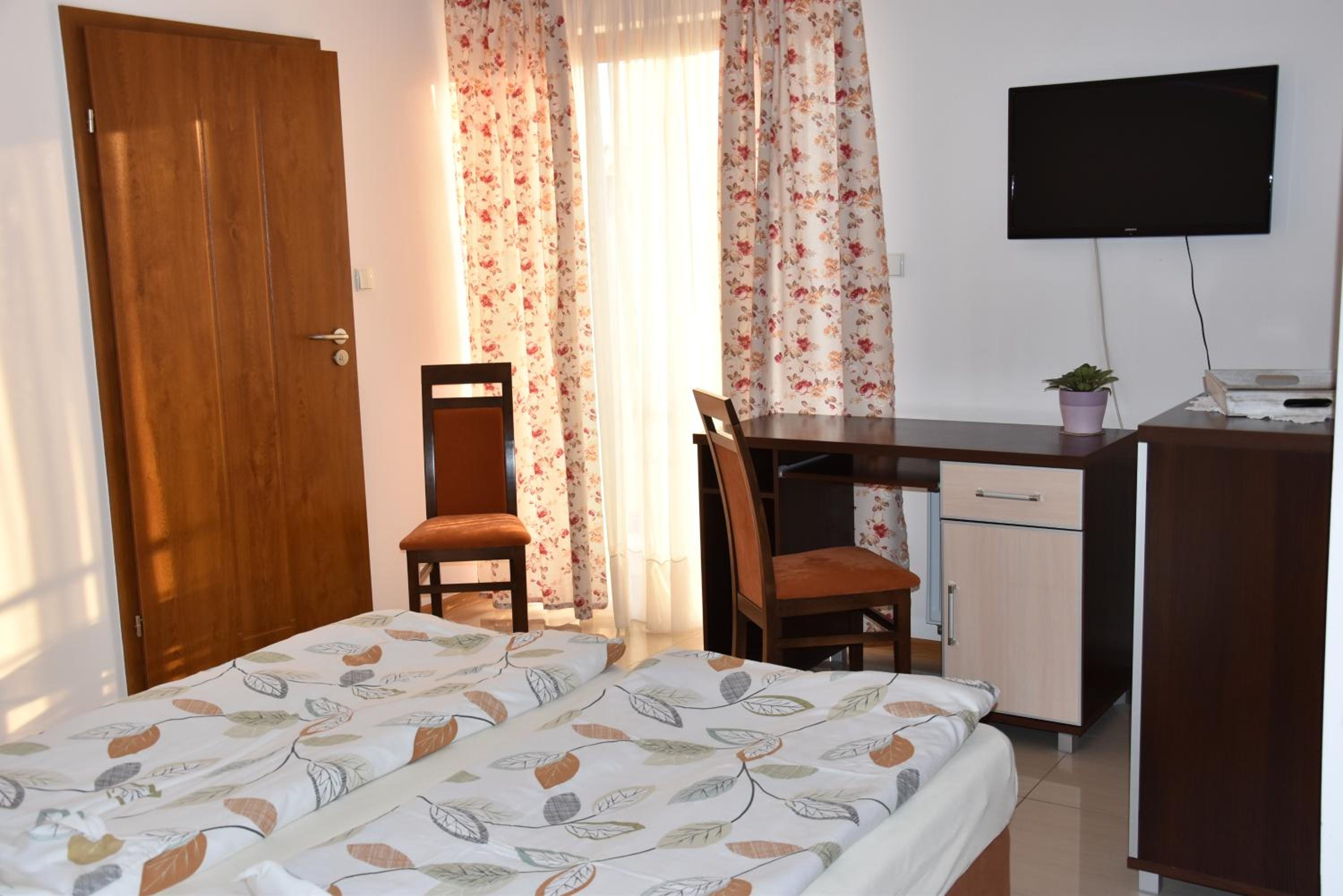 Double or Twin Room - Photo 4