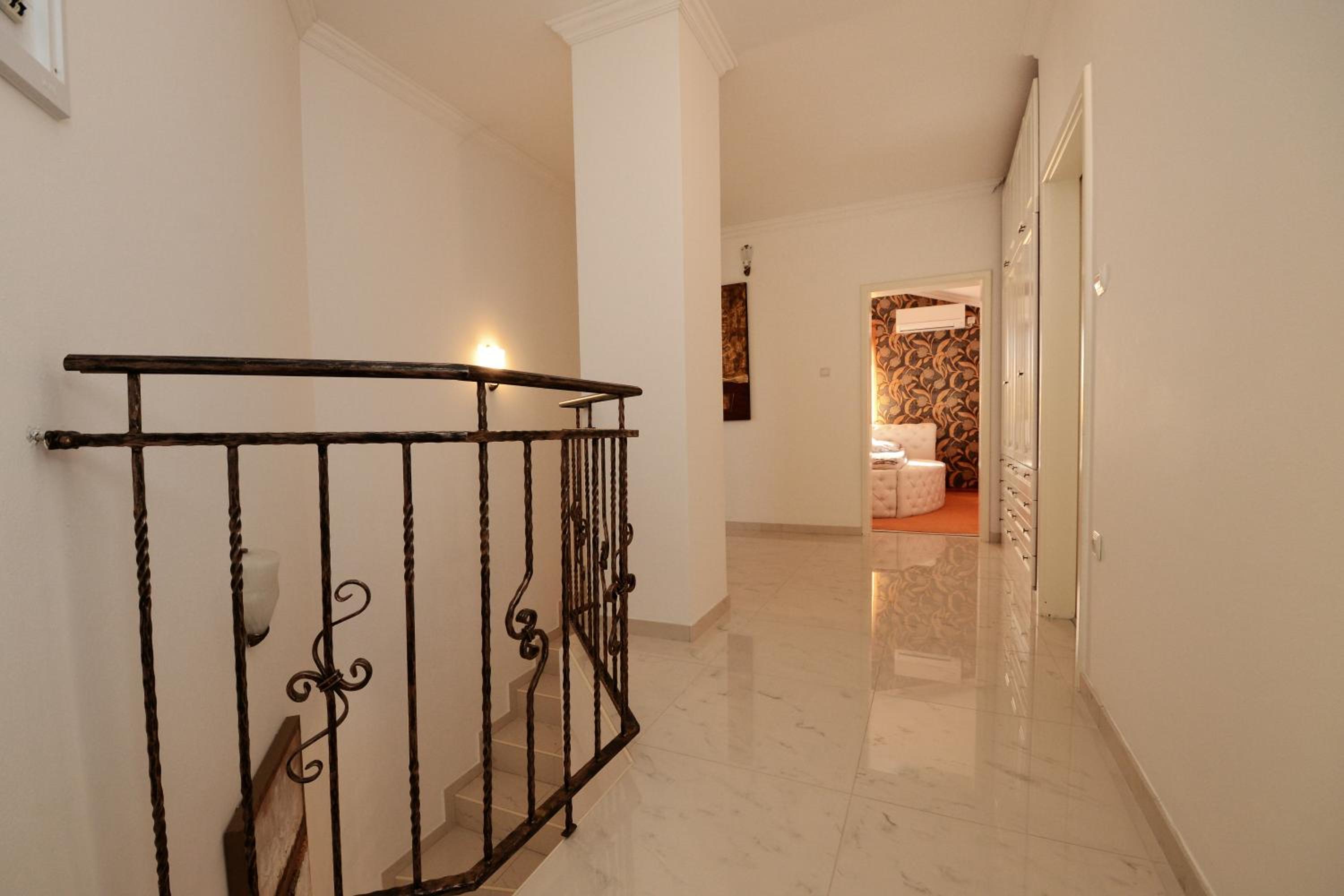 Villa with Private Pool - Photo 72