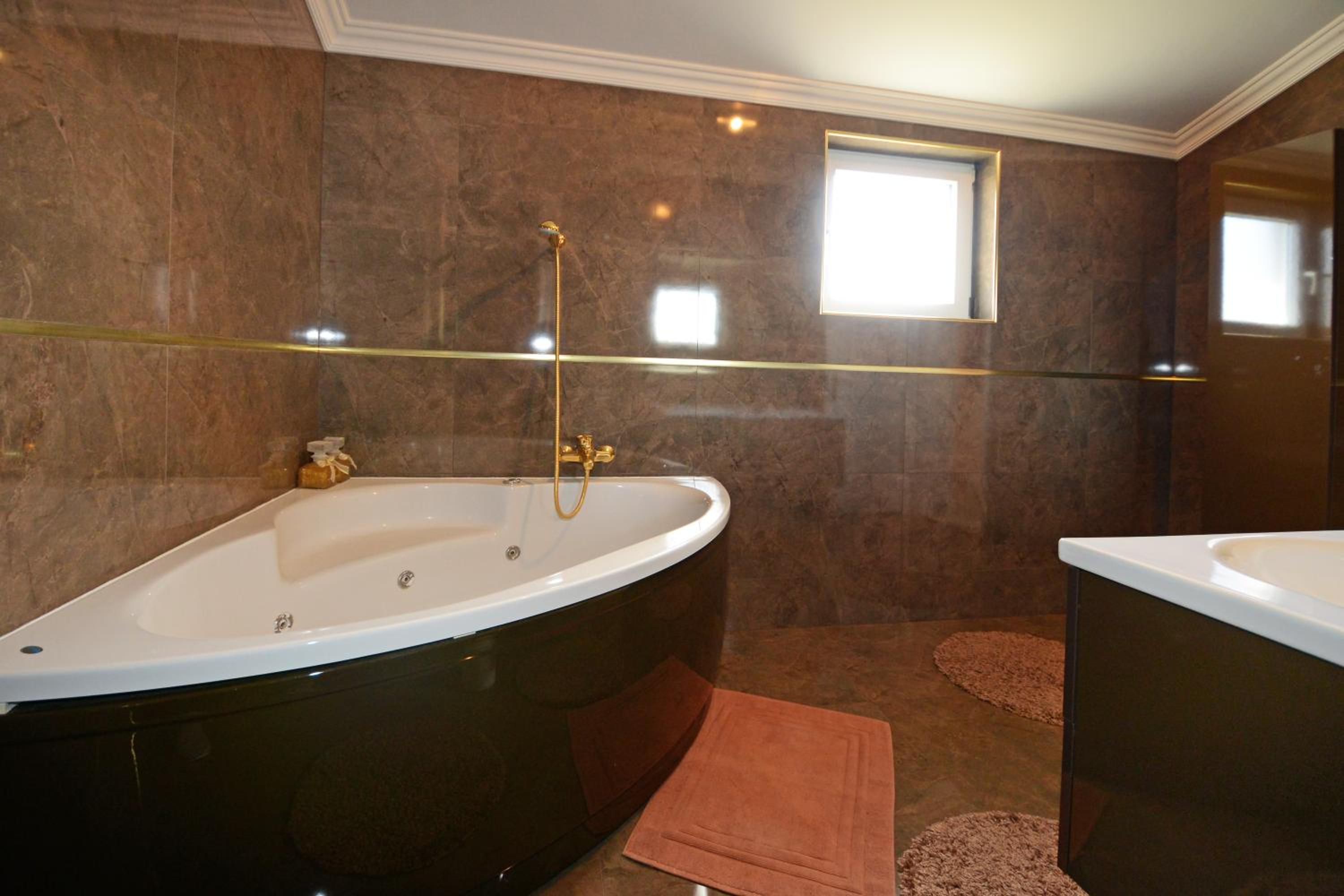 Villa with Private Pool - Photo 49