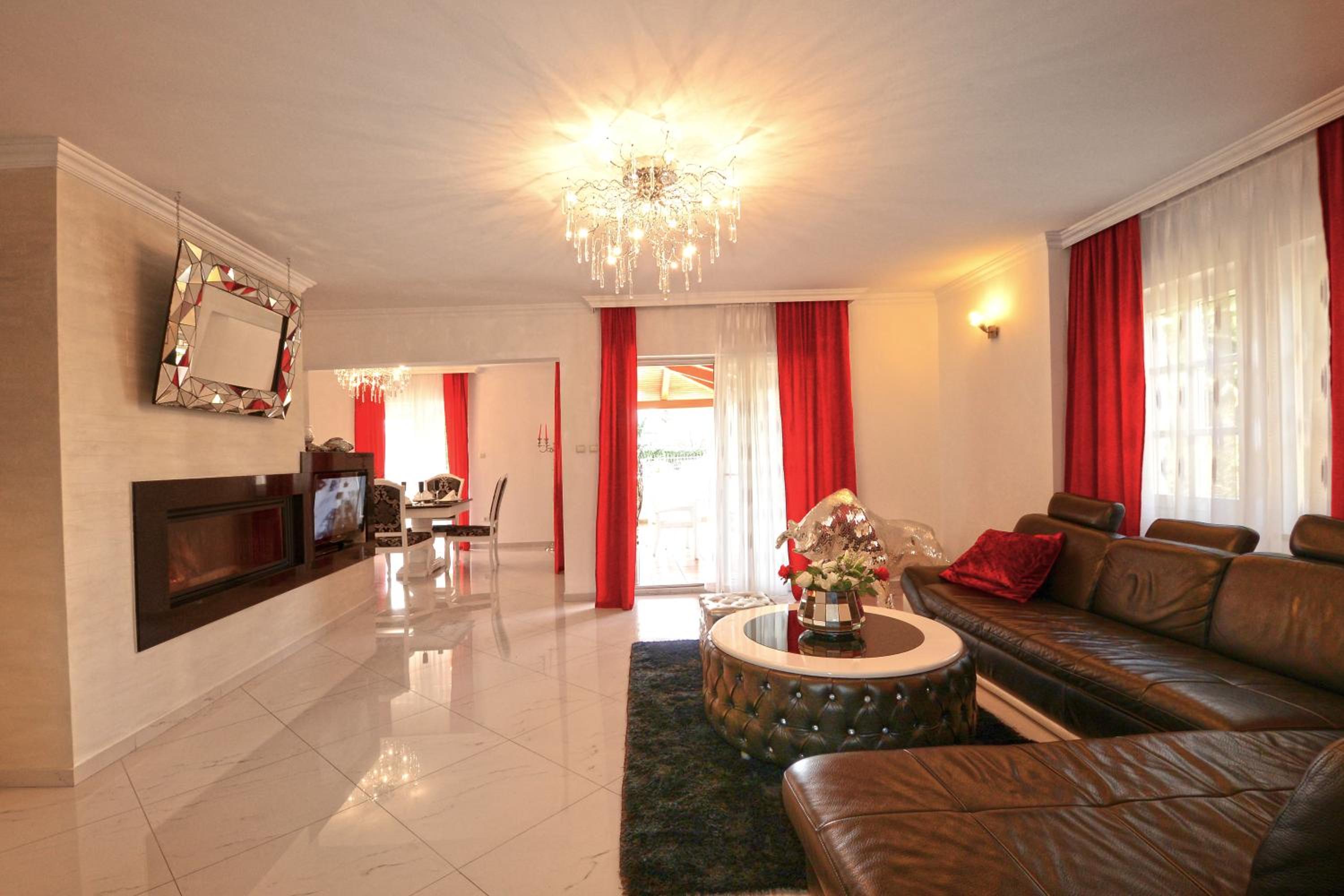 Villa with Private Pool - Photo 17