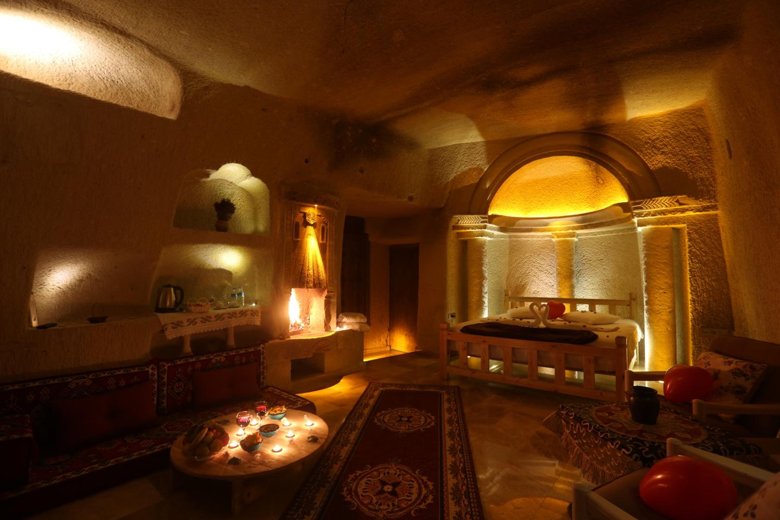 Deluxe Double Room with Bath - Photo 5