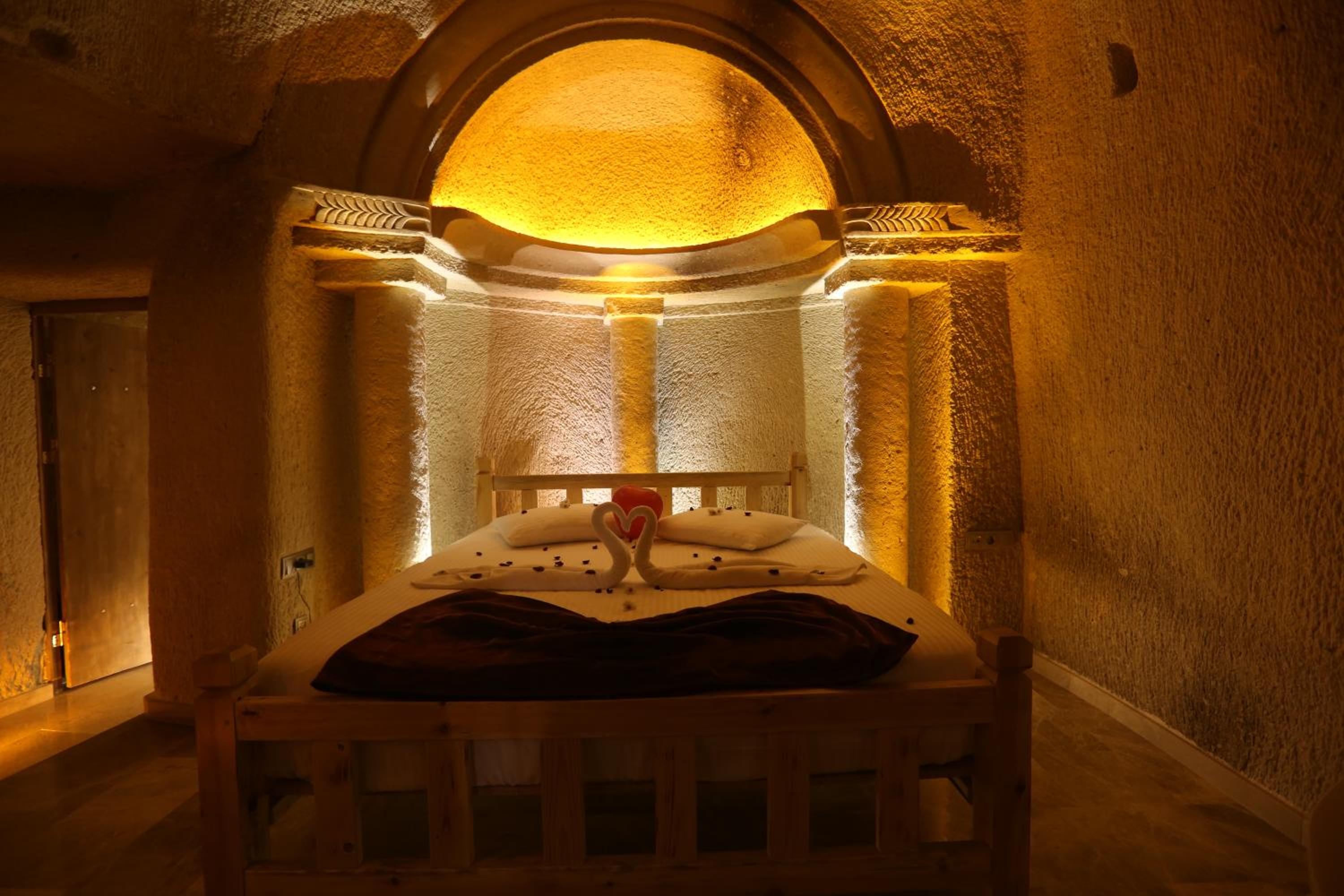 Deluxe Double Room with Bath - Photo 6