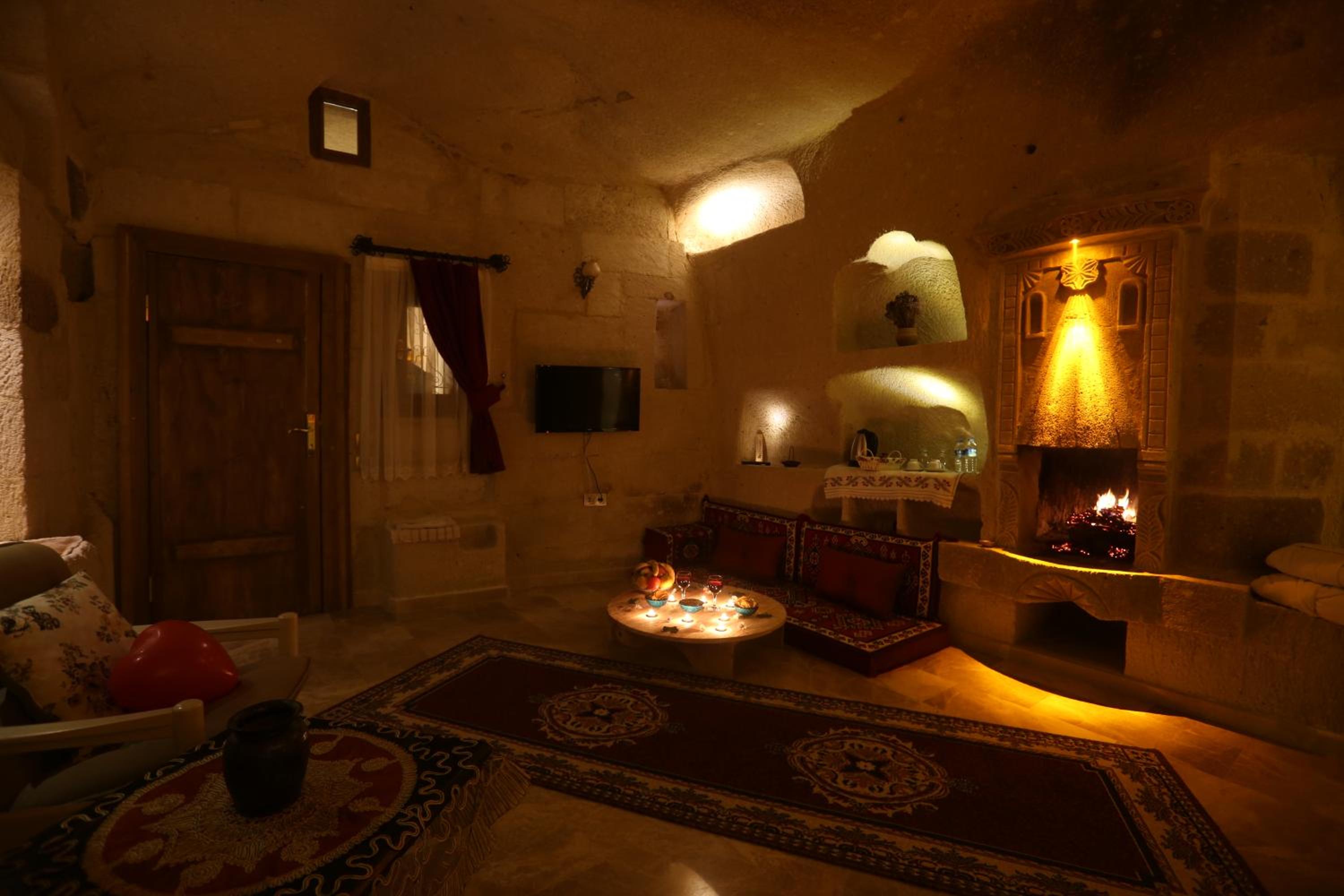 Deluxe Double Room with Bath - Photo 7
