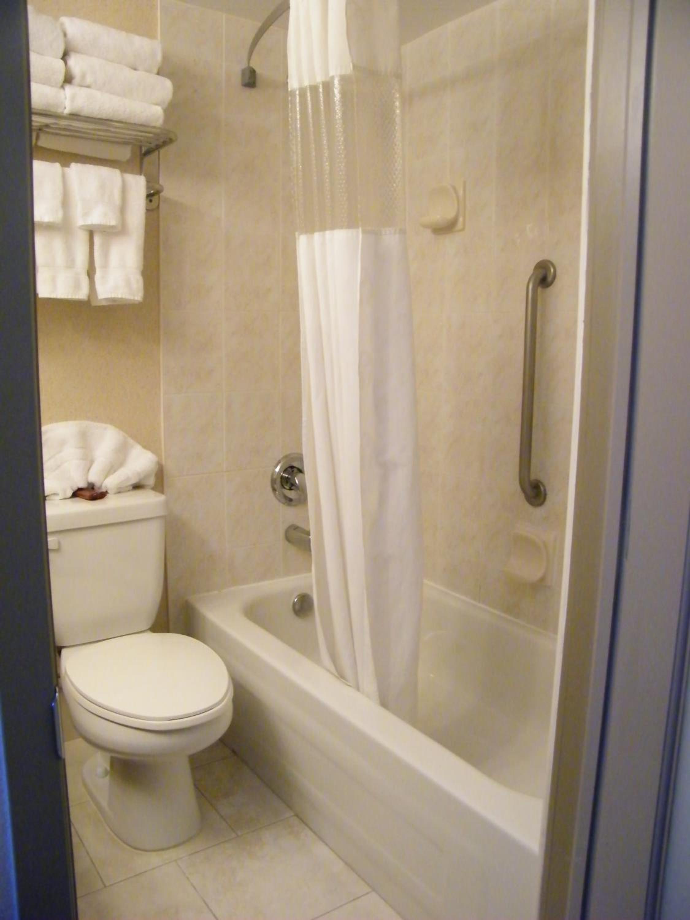 Deluxe Queen Room with Two Queen Beds - Non-Smoking - Photo 3