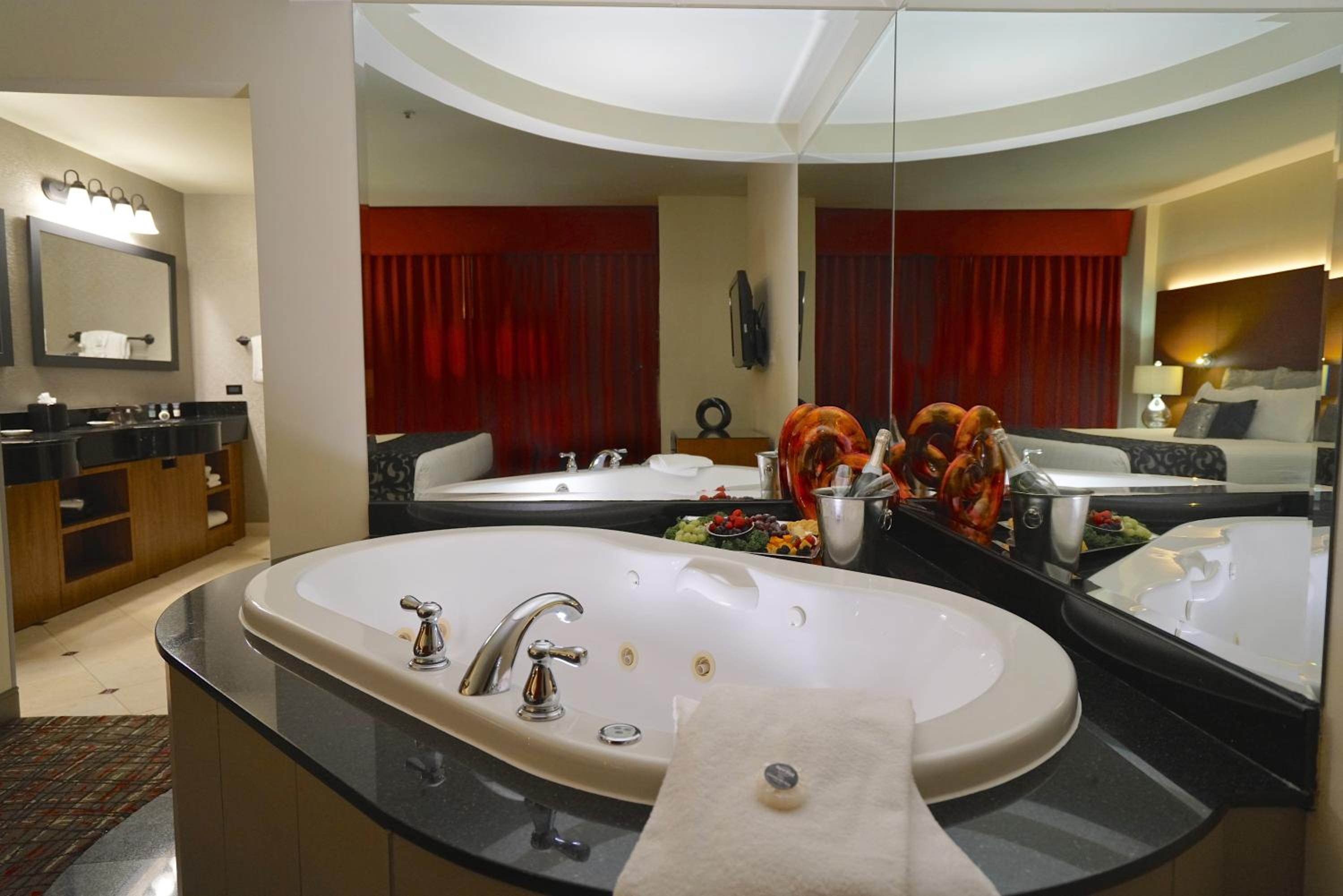 Honeymoon Suite - Photo 2