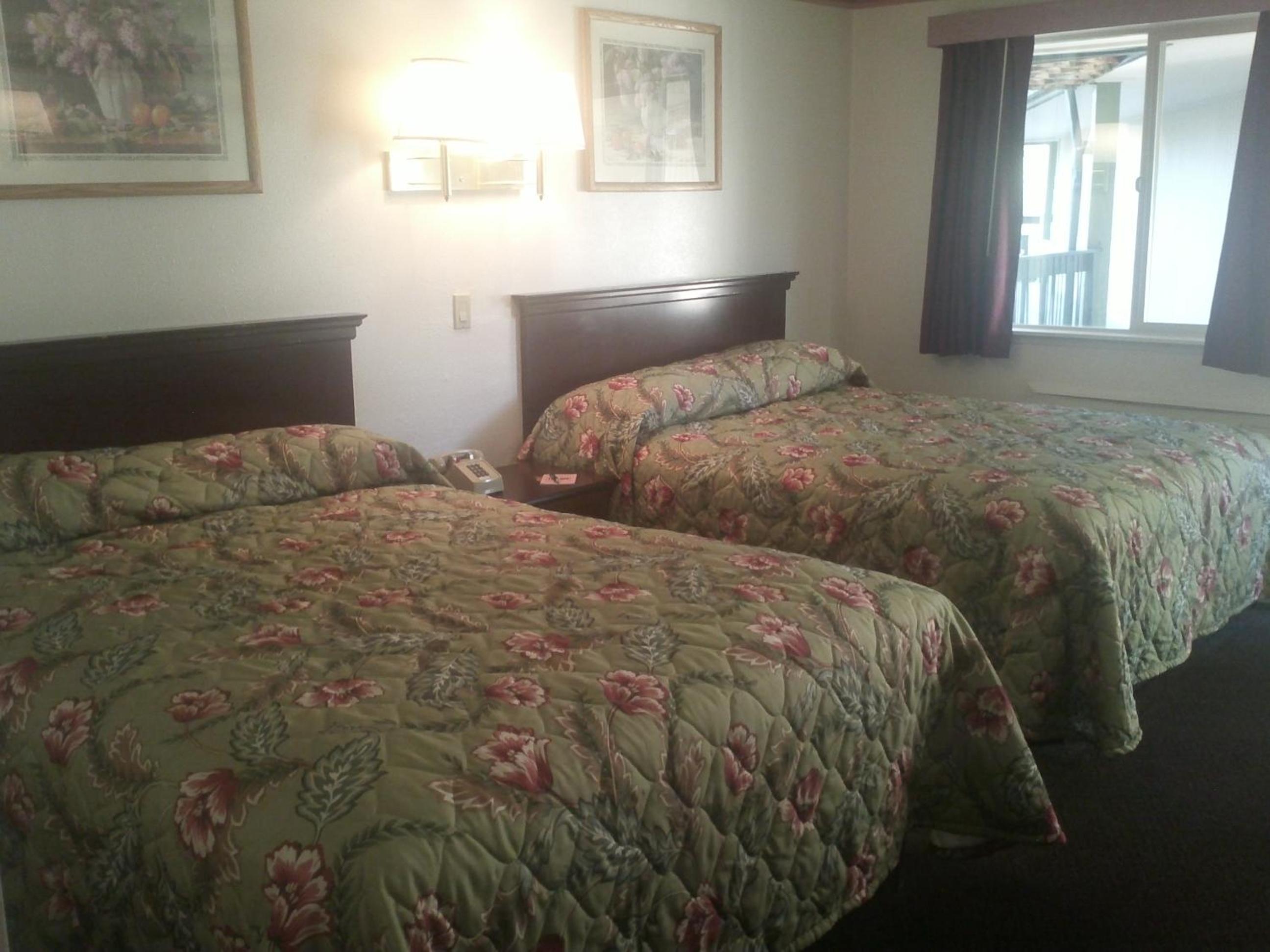 Queen Room with Two Queen Beds - Non-Smoking photo 1