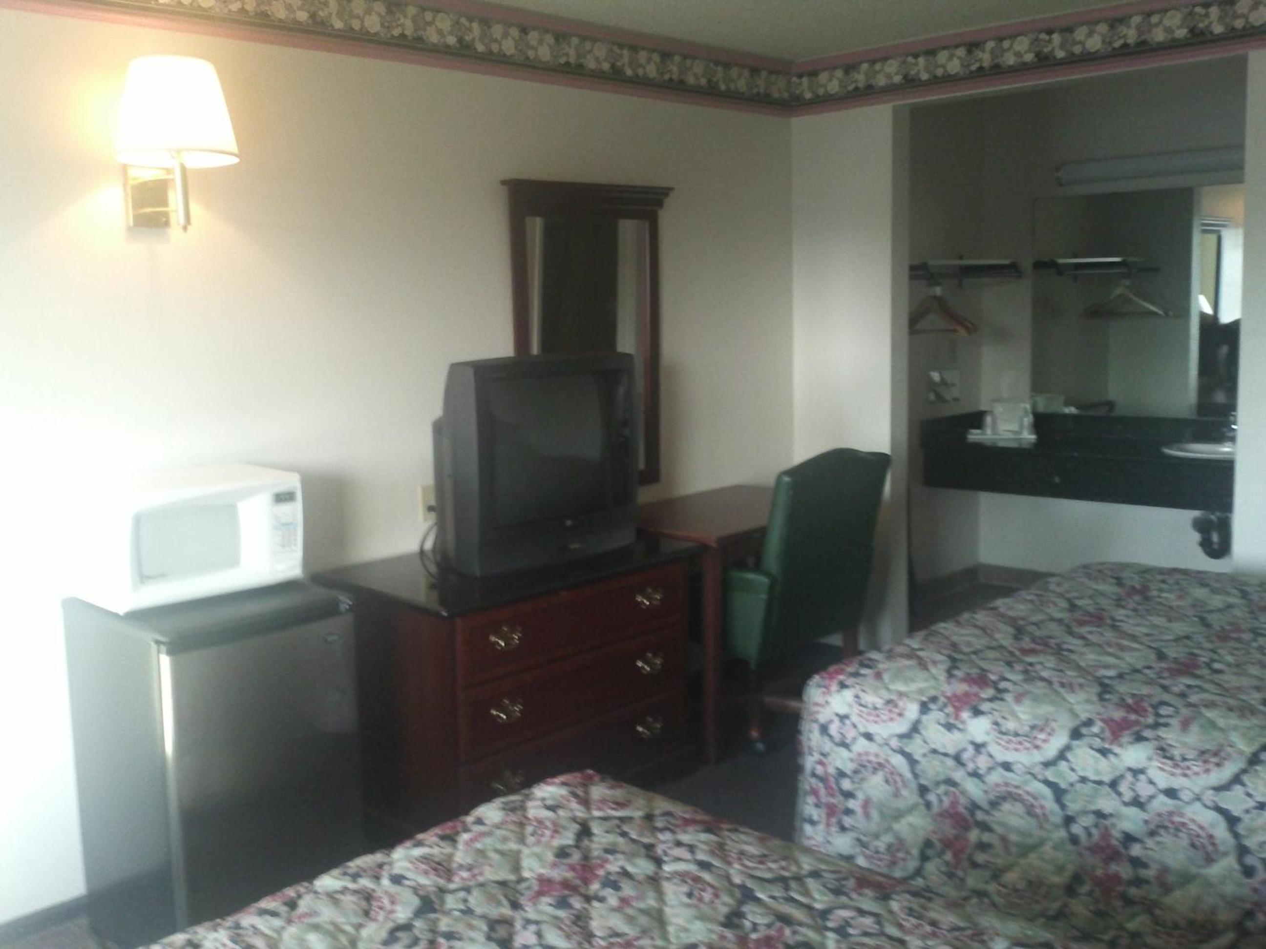 Queen Room with Two Queen Beds - Non-Smoking photo 2