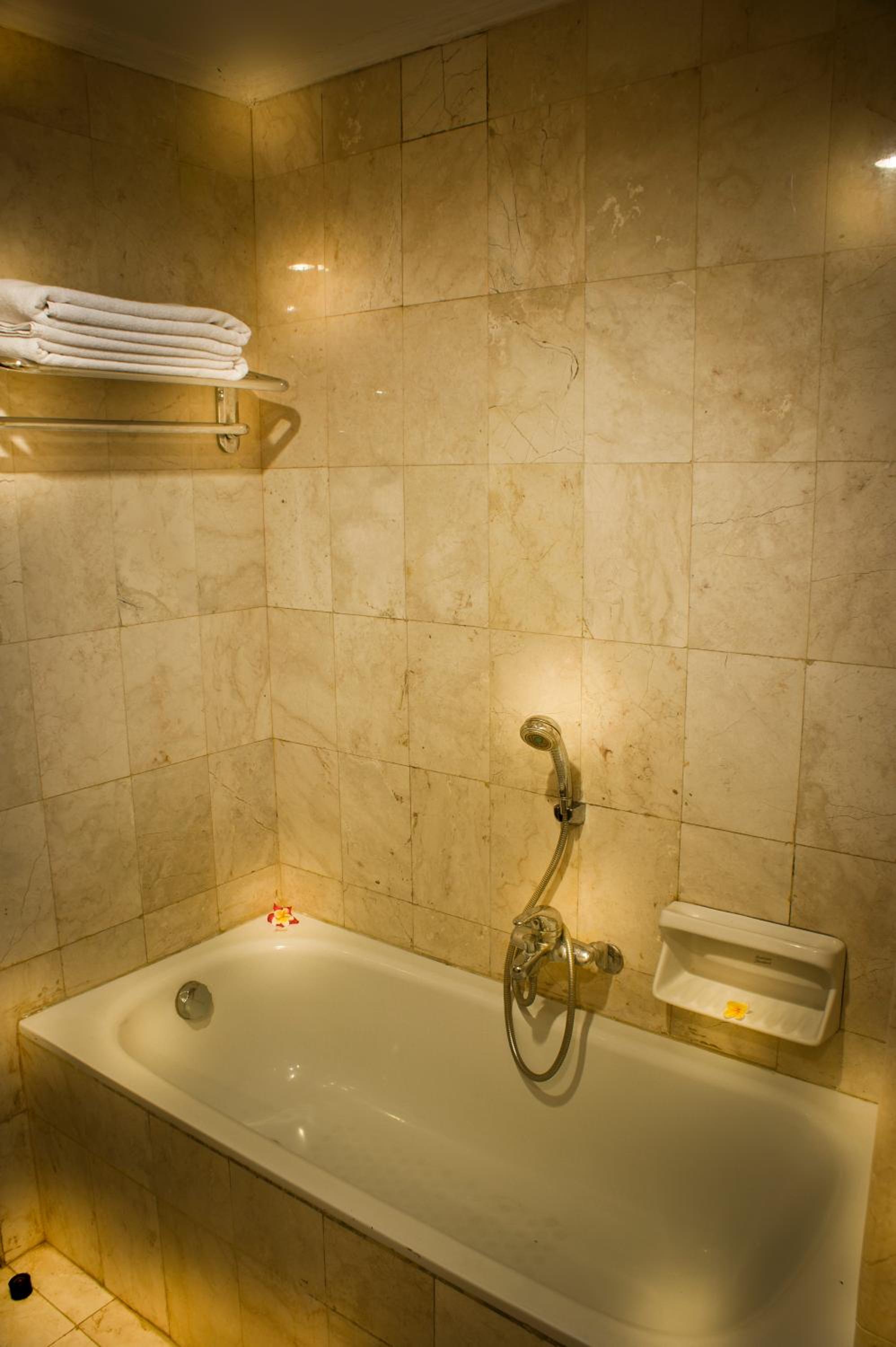 Deluxe Double or Twin Room with Pool View - Photo 10