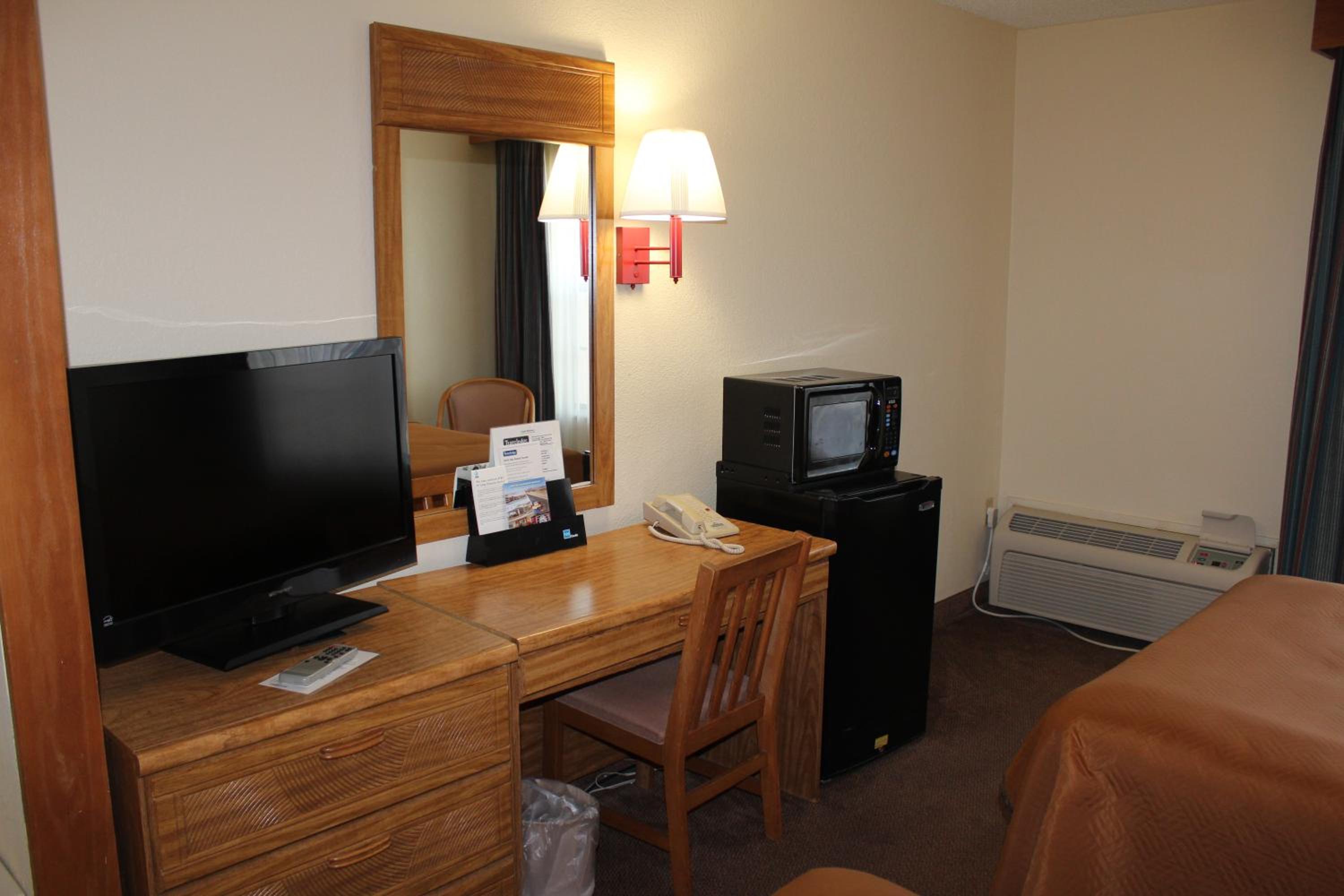 Queen Room - Non-Smoking - Photo 4