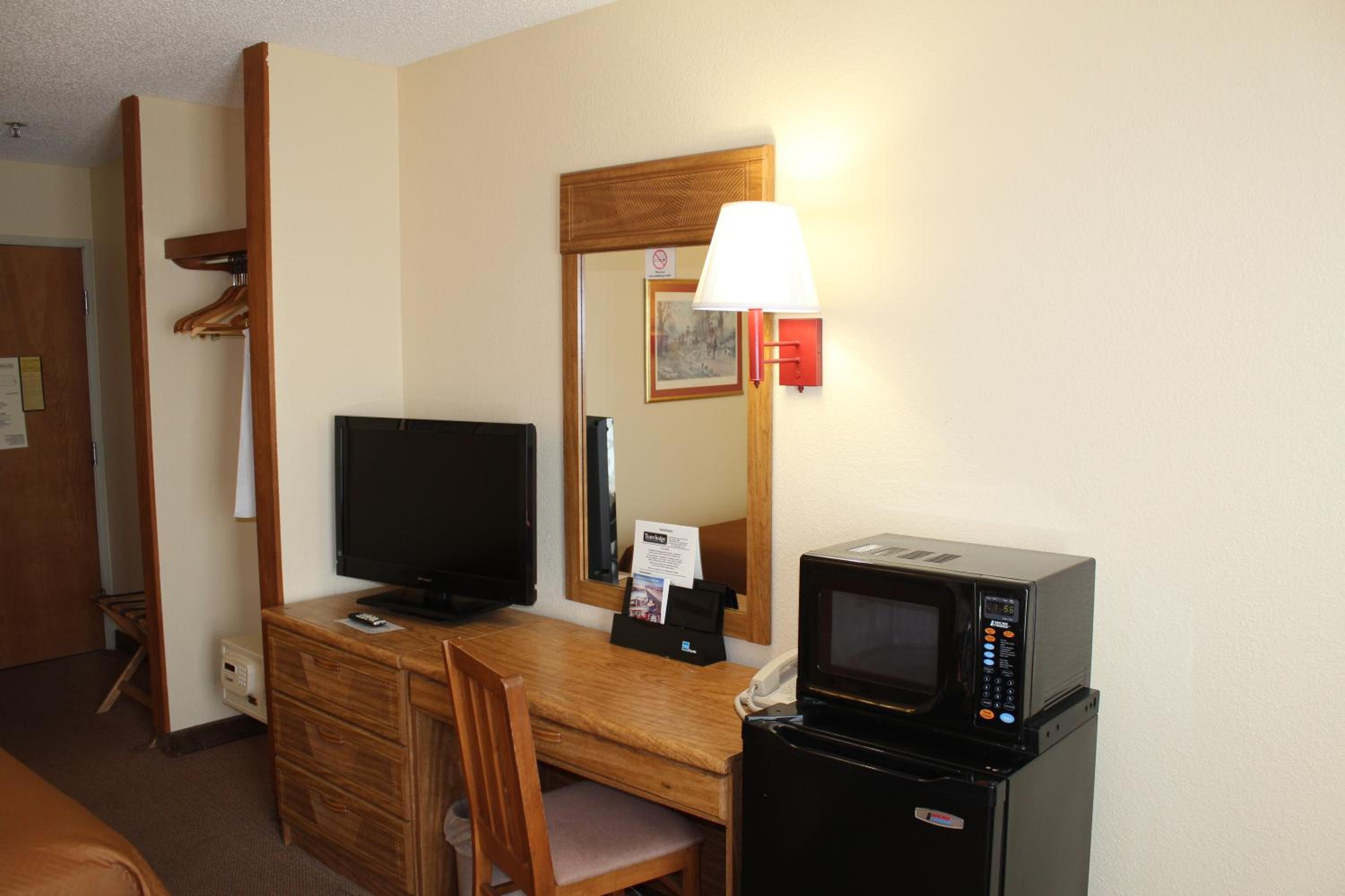Deluxe King Suite - Photo 4