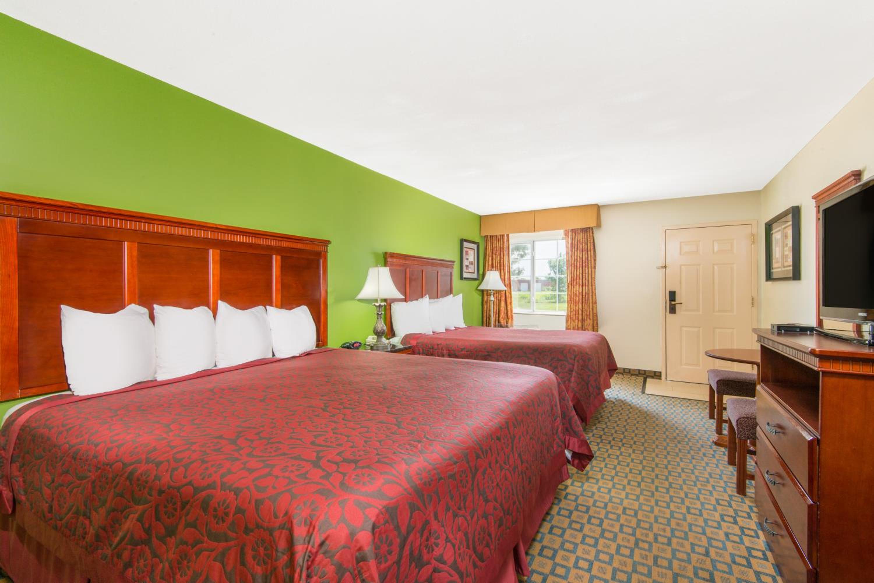 Queen Room with Two Queen Beds - Non-Smoking - Photo 1