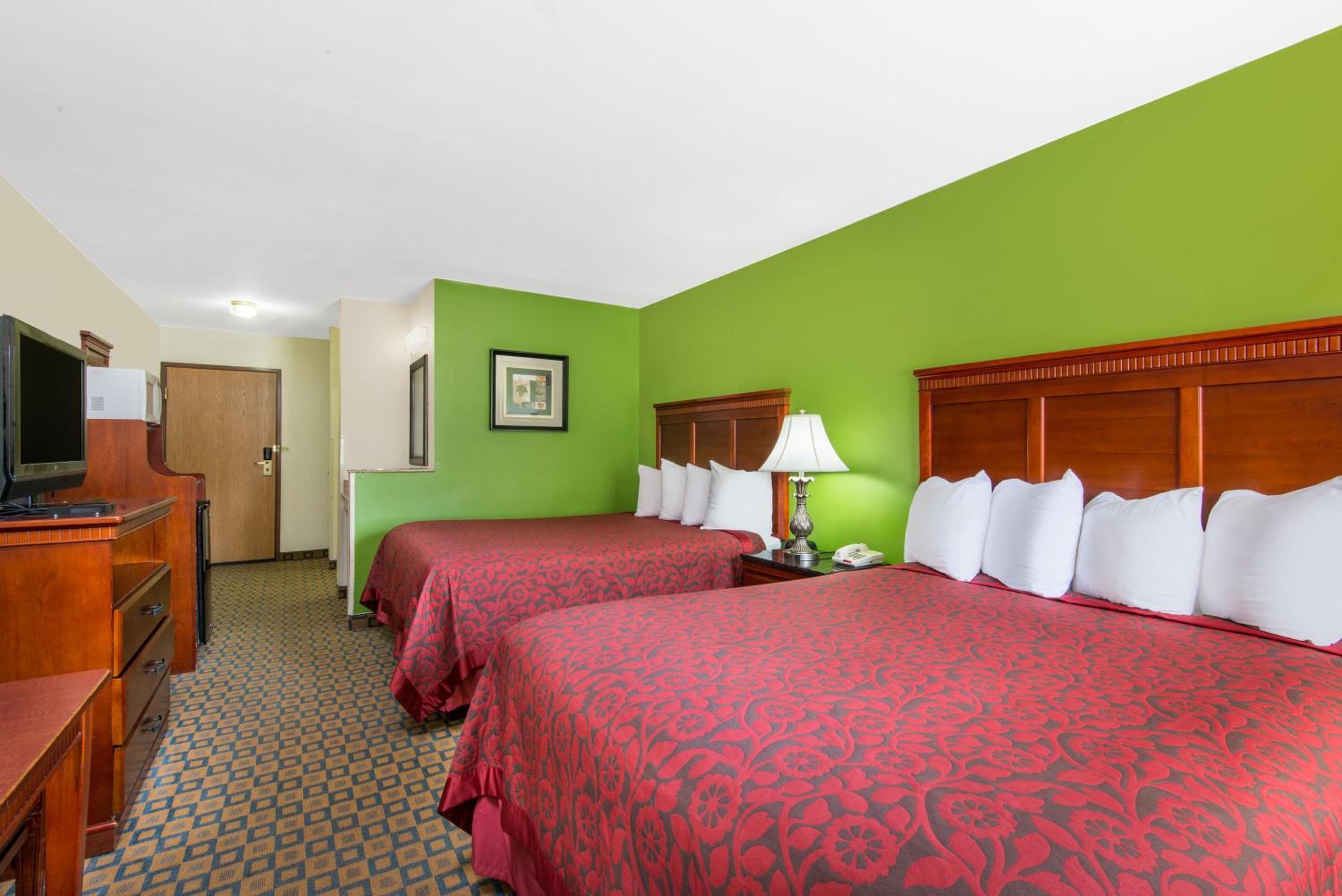 Deluxe Queen Room- Disability Access - Photo 1
