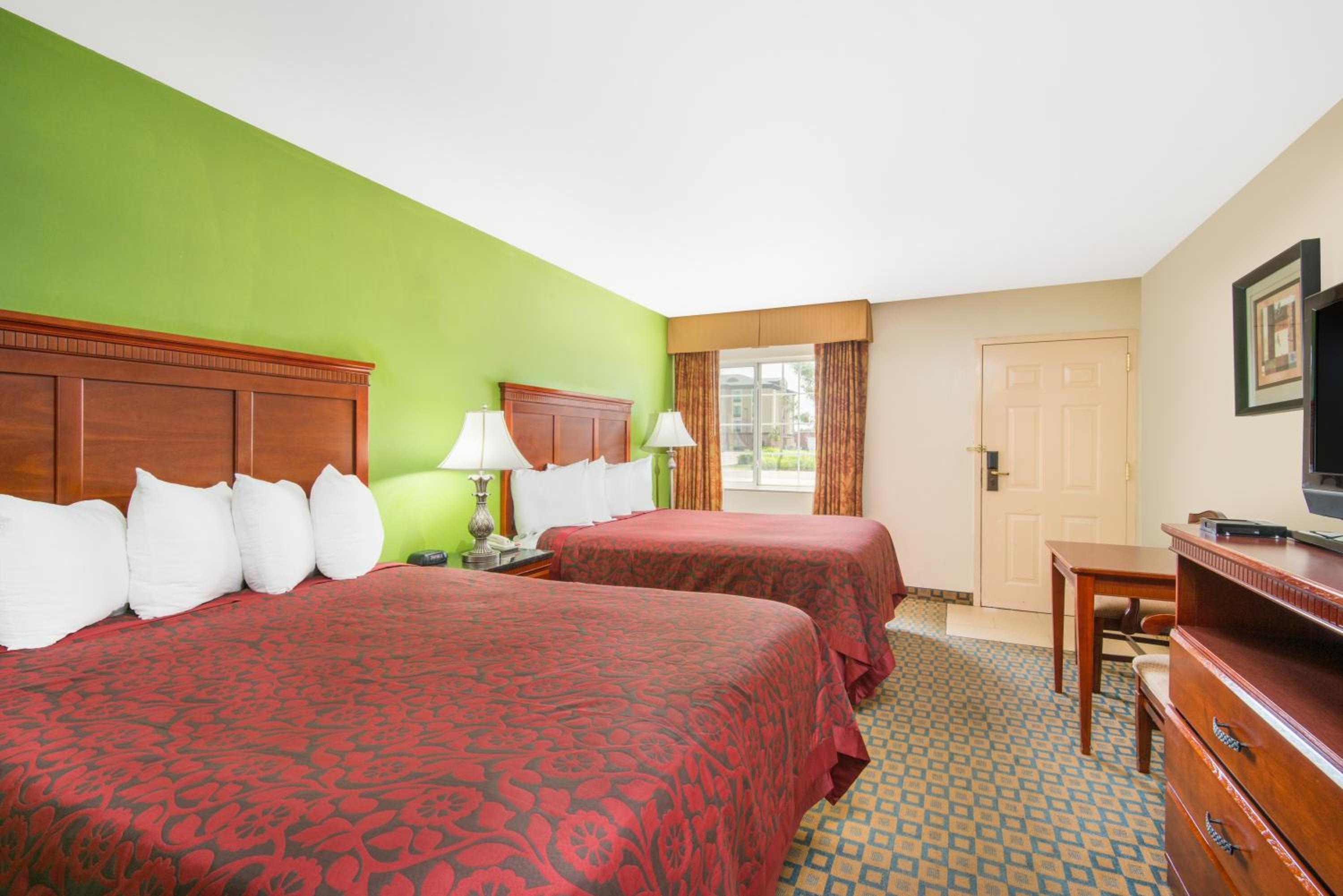 Studio Suite with One King and Two Double Beds - Non-Smoking - Photo 2