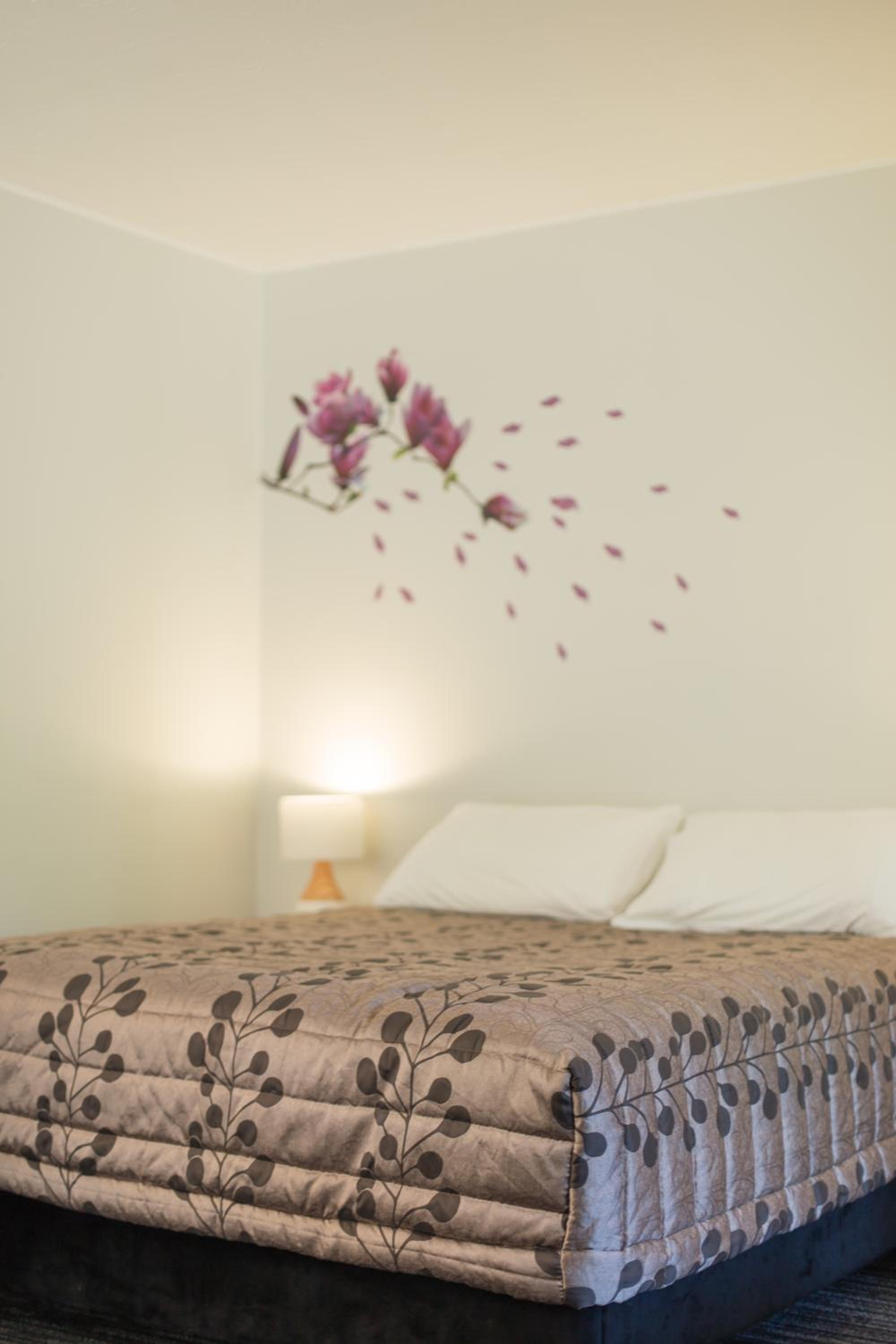 One-Bedroom Apartment with 2 Queen and Single bed - Photo 5