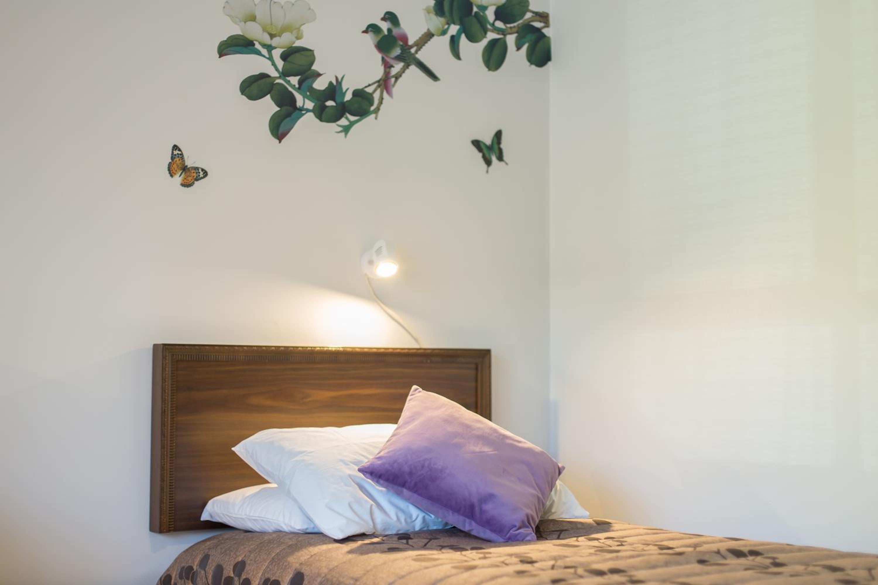 One-Bedroom Apartment with 2 Queen and Single bed - Photo 4