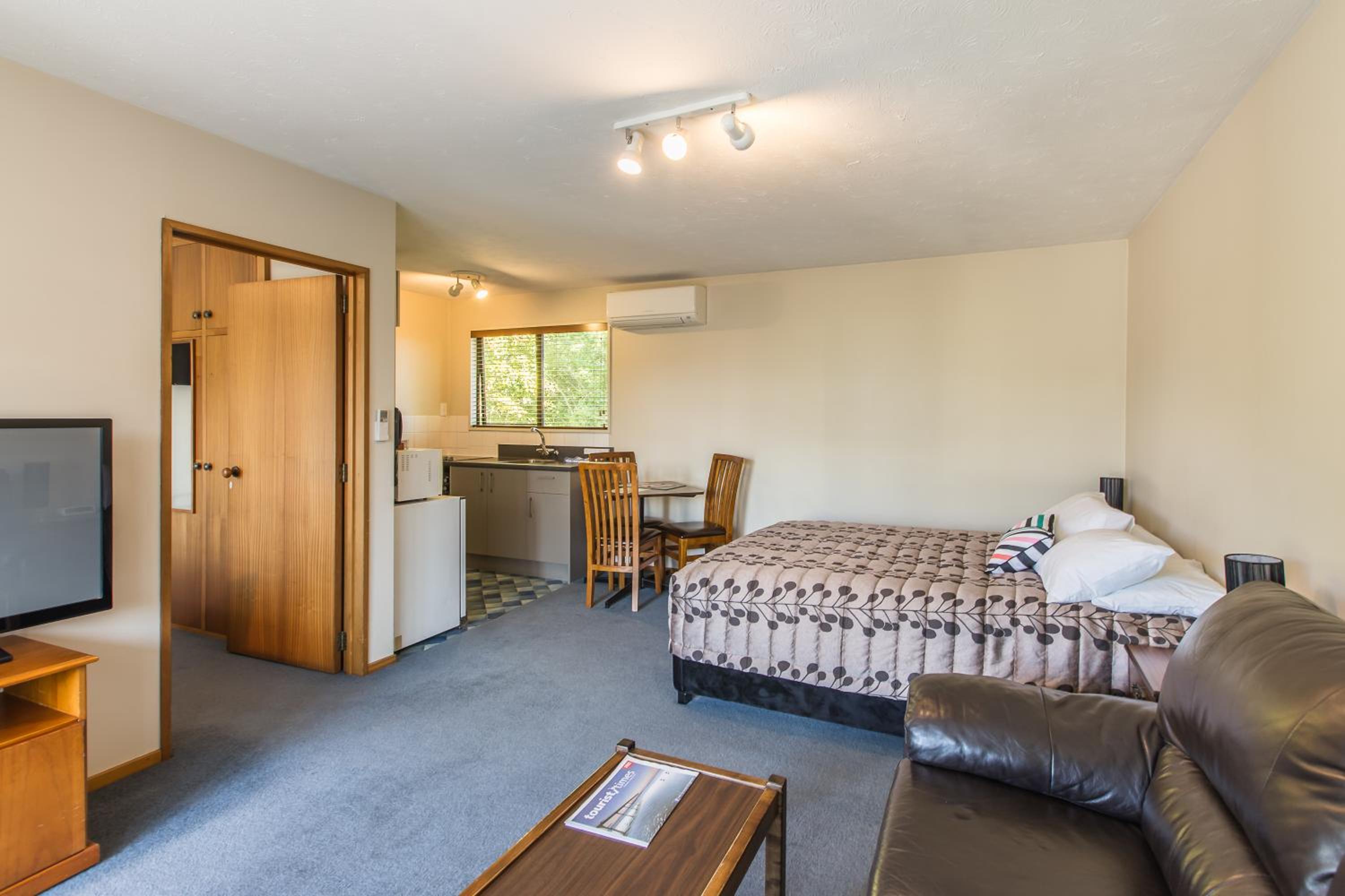 One-Bedroom Apartment with 2 Queen and Single bed - Photo 1