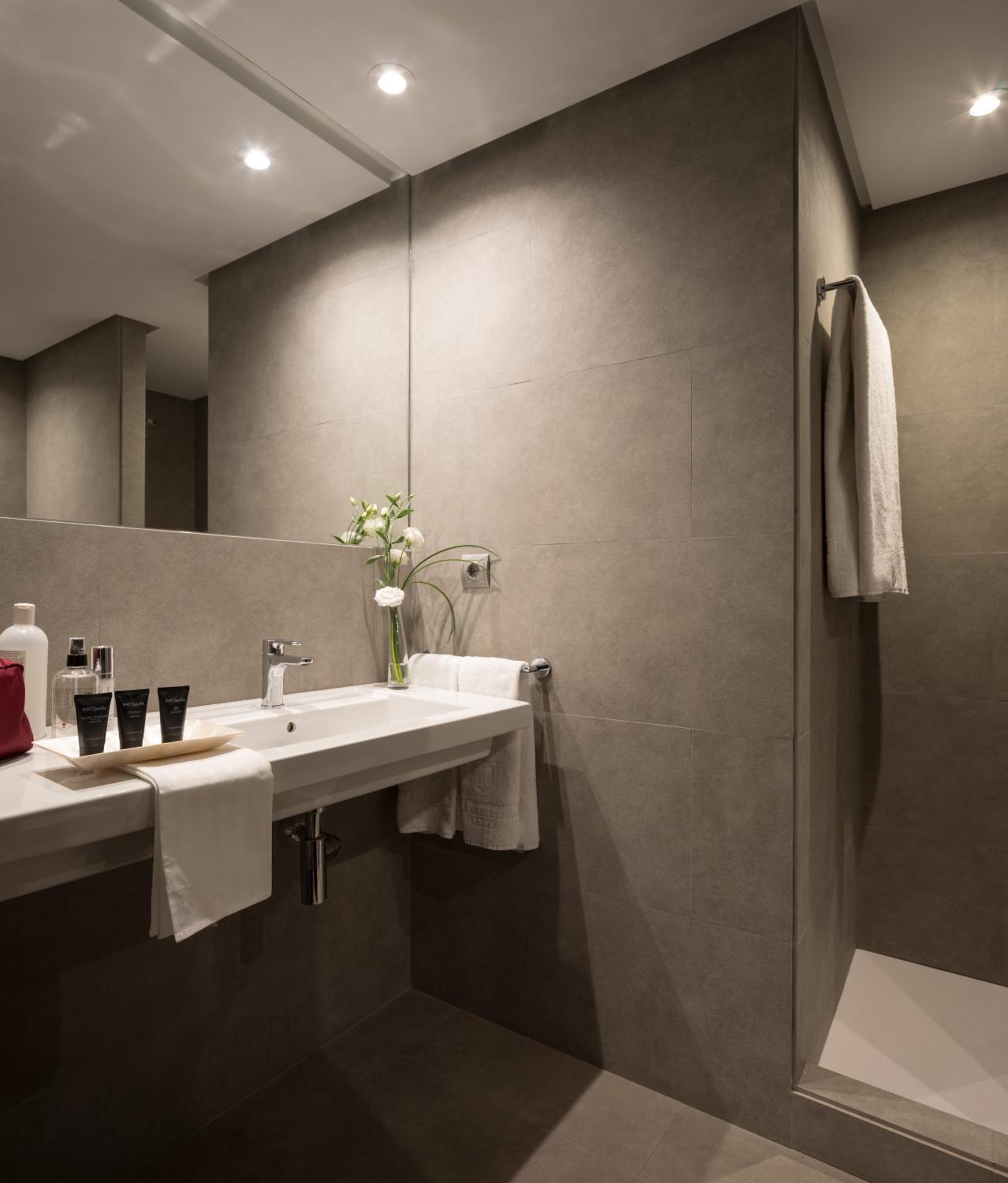 Standard Double or Twin Room (1-2 Adults) - Photo 6
