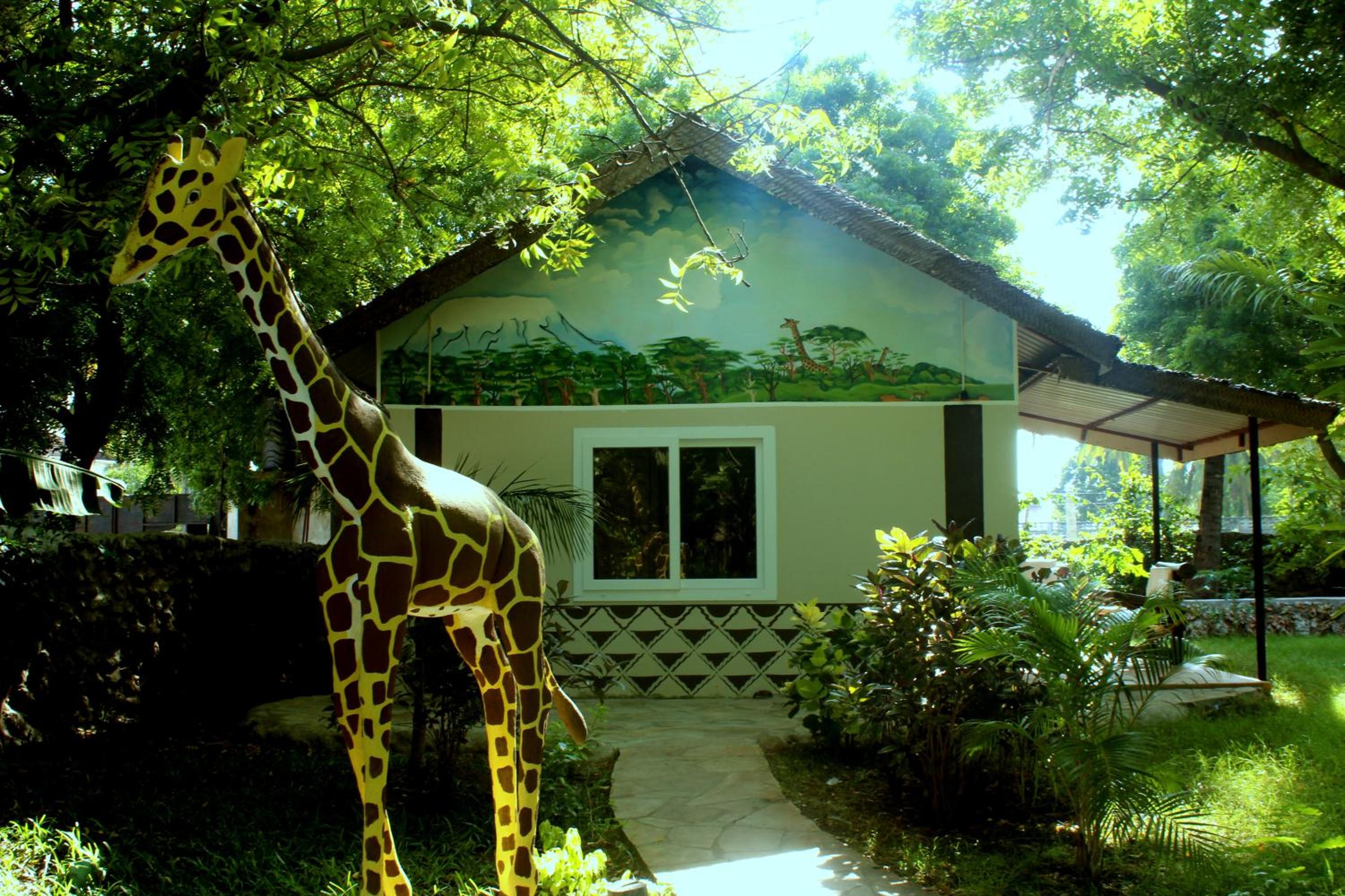 Family Room with Garden View - Photo 4