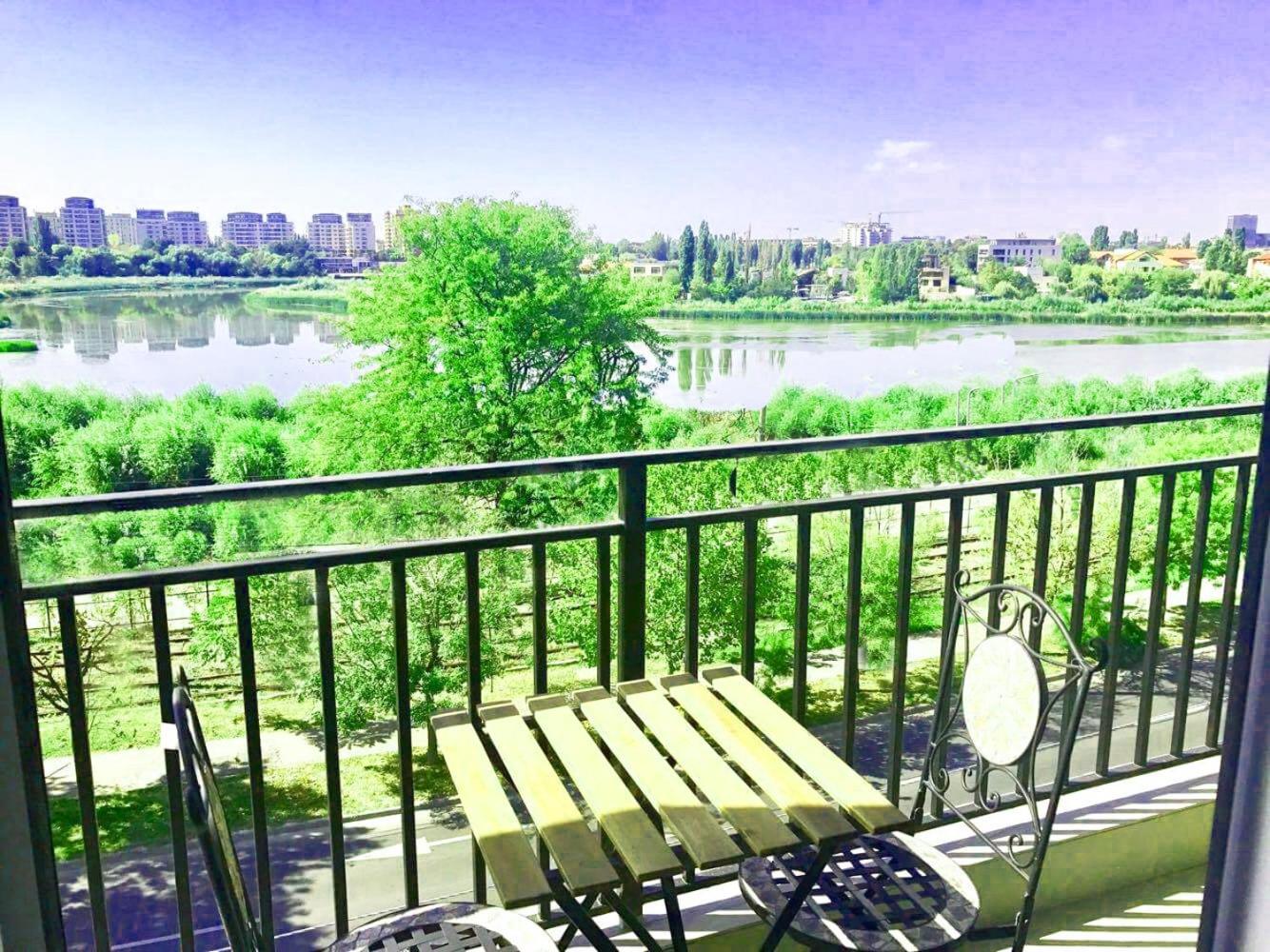 Deluxe Double Room with Balcony and Lake View photo 2