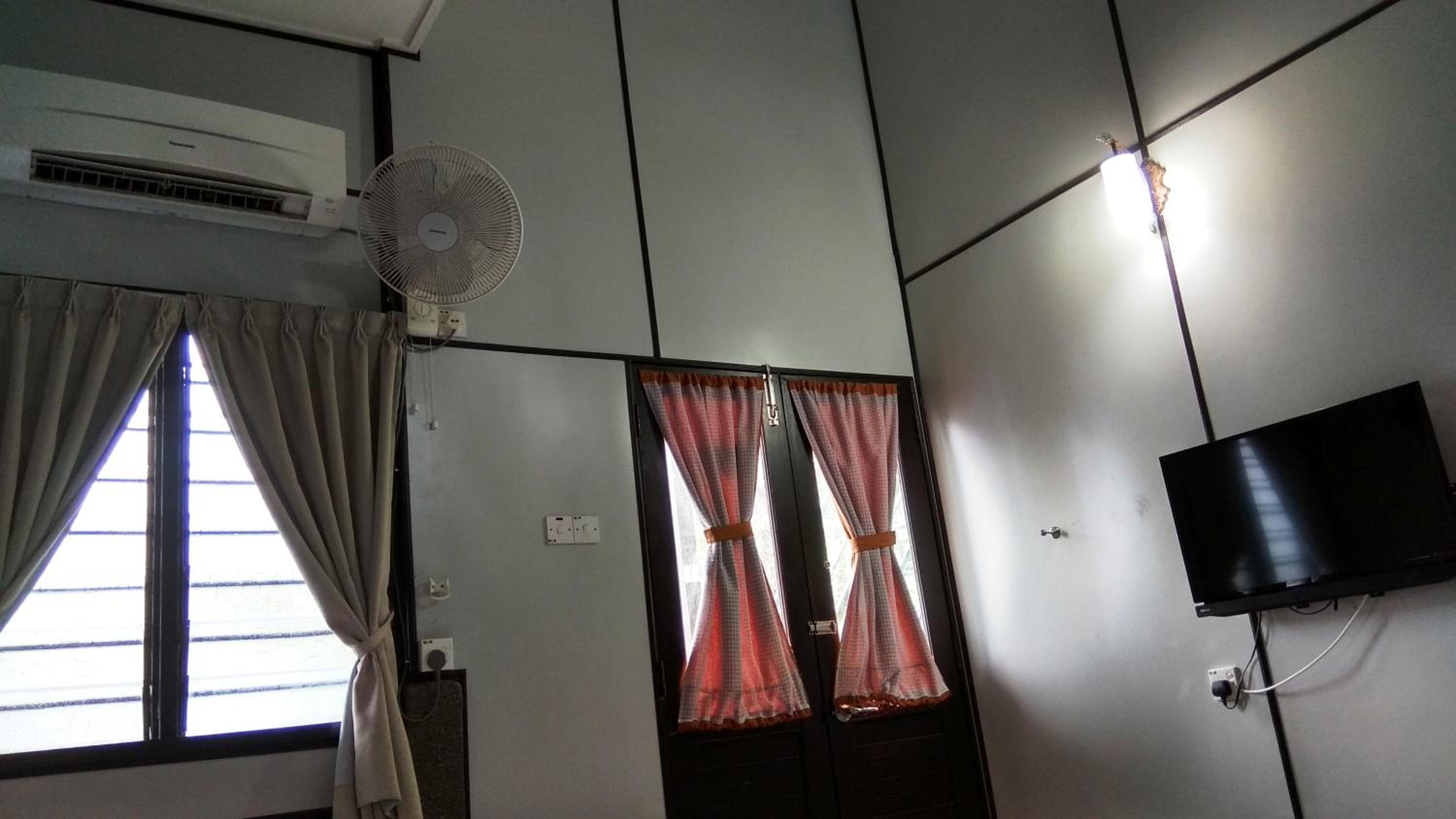 Standard Family Room - Photo 5